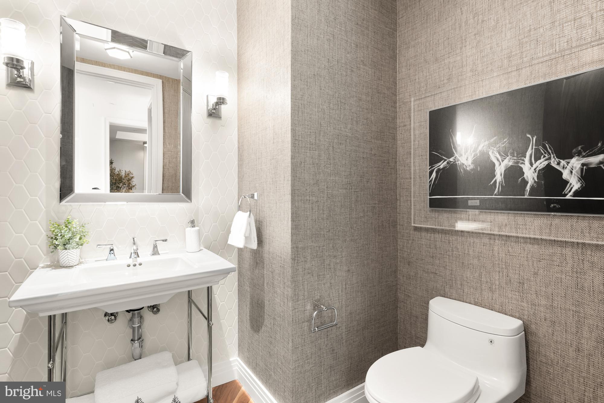 FOUR SEASONS PRIVATE RESIDENCES - Residential