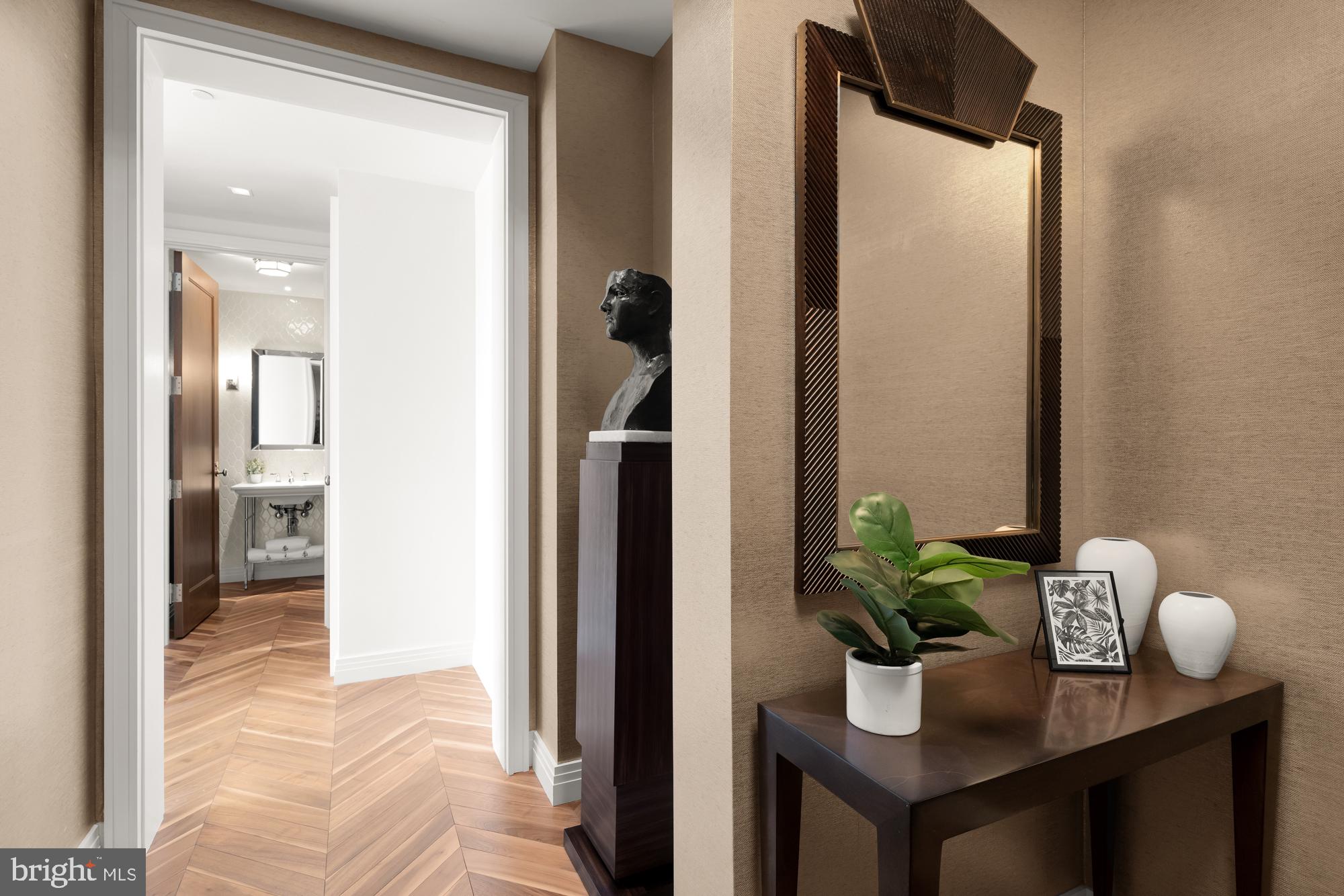 FOUR SEASONS PRIVATE RESIDENCES - Residential