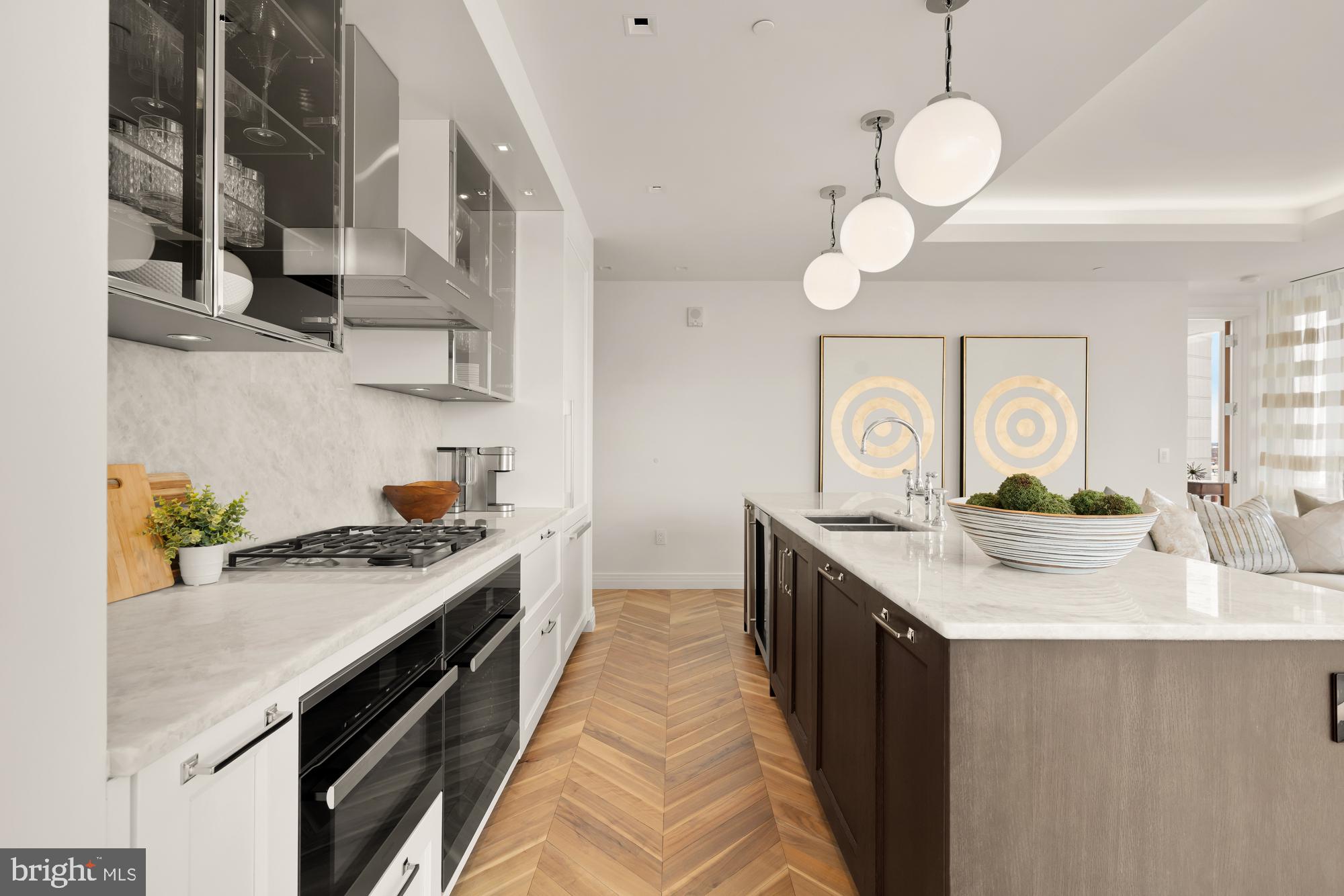 FOUR SEASONS PRIVATE RESIDENCES - Residential