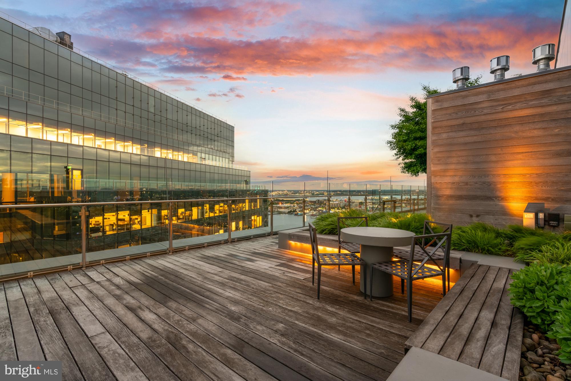 FOUR SEASONS PRIVATE RESIDENCES - Residential