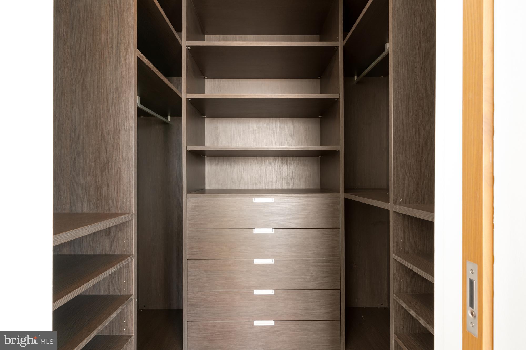 FOUR SEASONS PRIVATE RESIDENCES - Residential