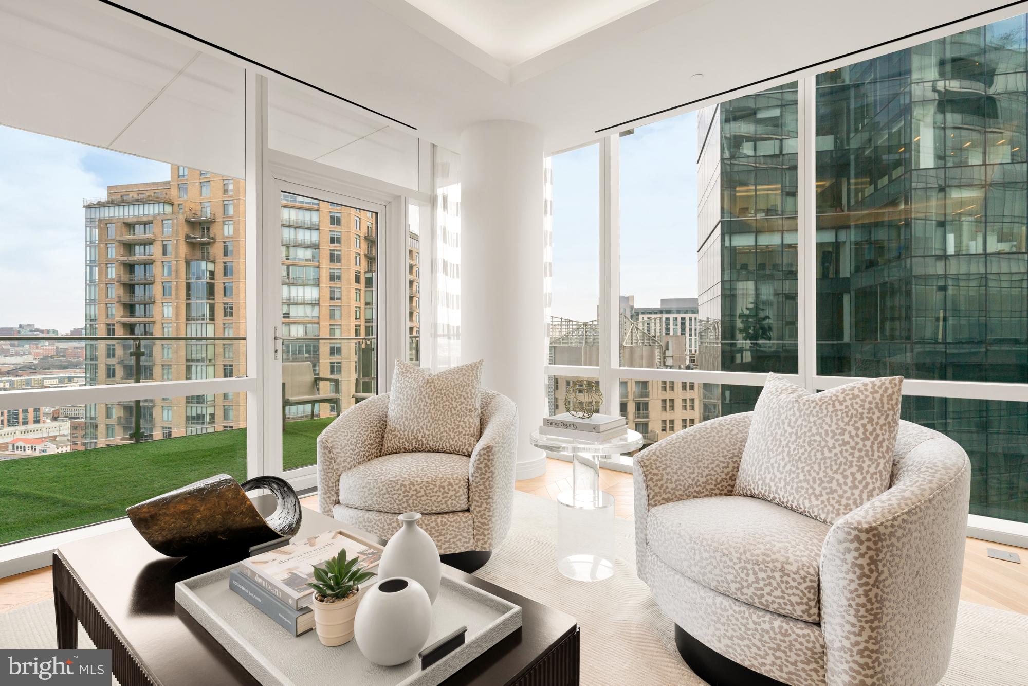 FOUR SEASONS PRIVATE RESIDENCES - Residential