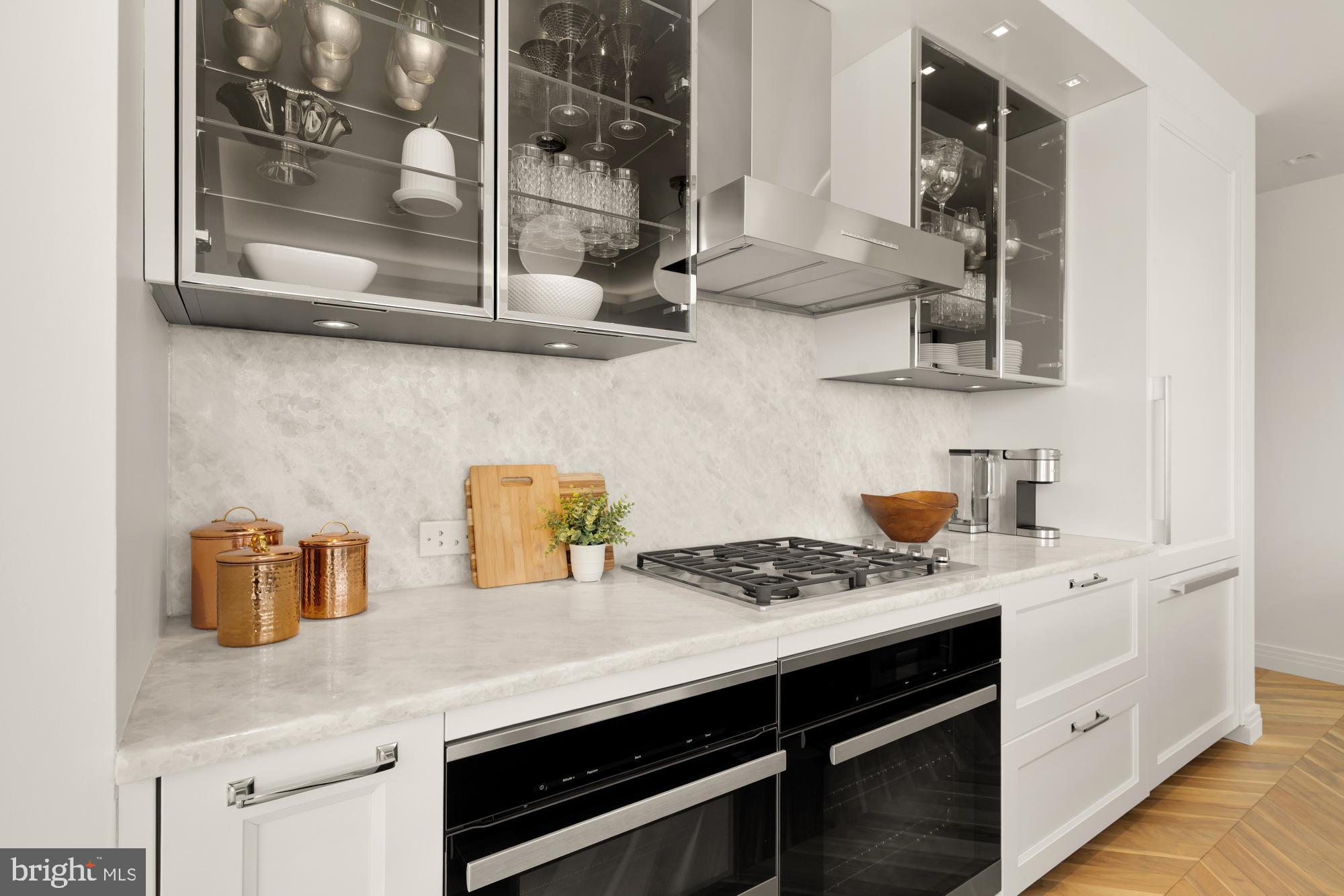 FOUR SEASONS PRIVATE RESIDENCES - Residential