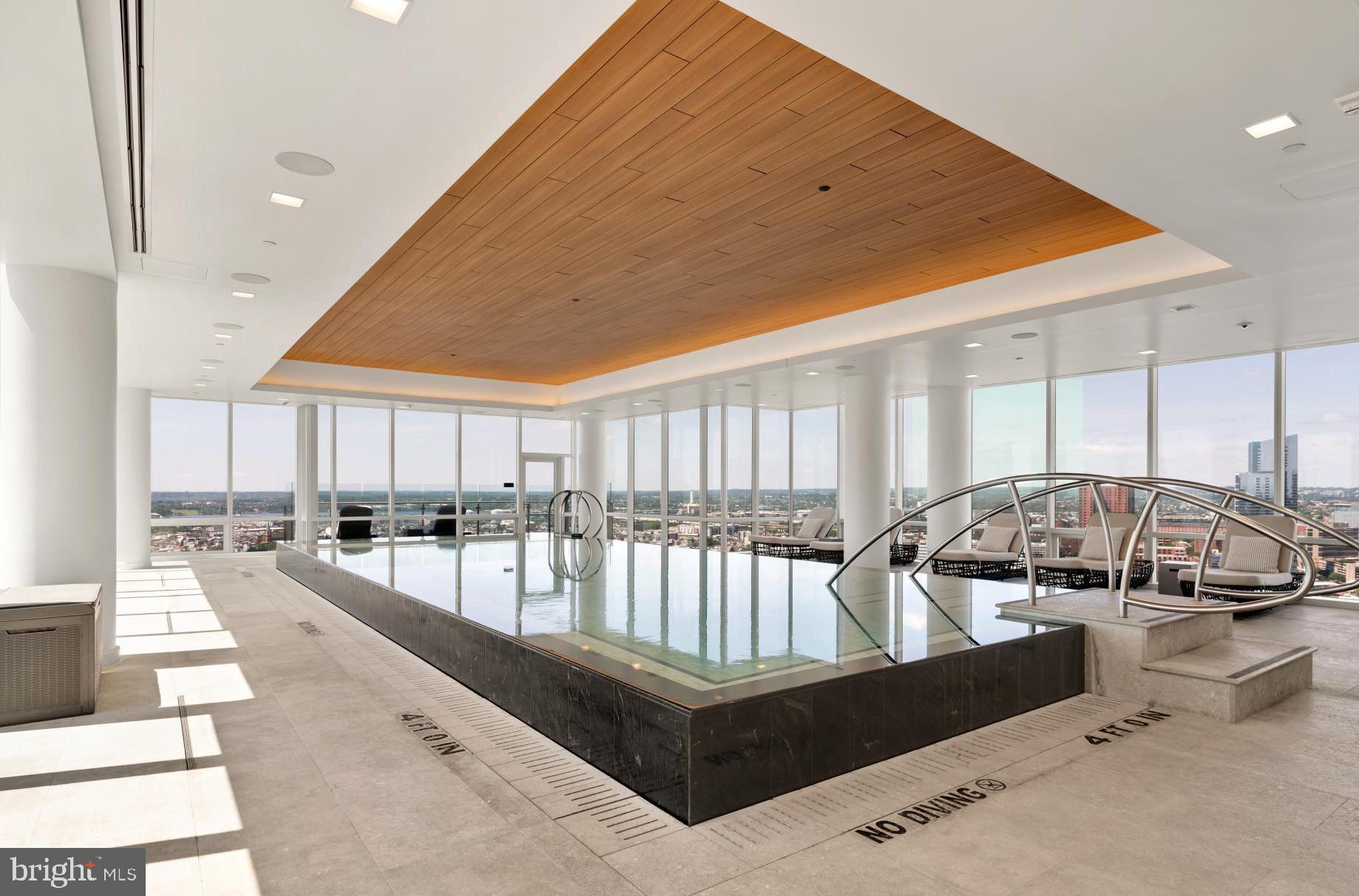 FOUR SEASONS PRIVATE RESIDENCES - Residential