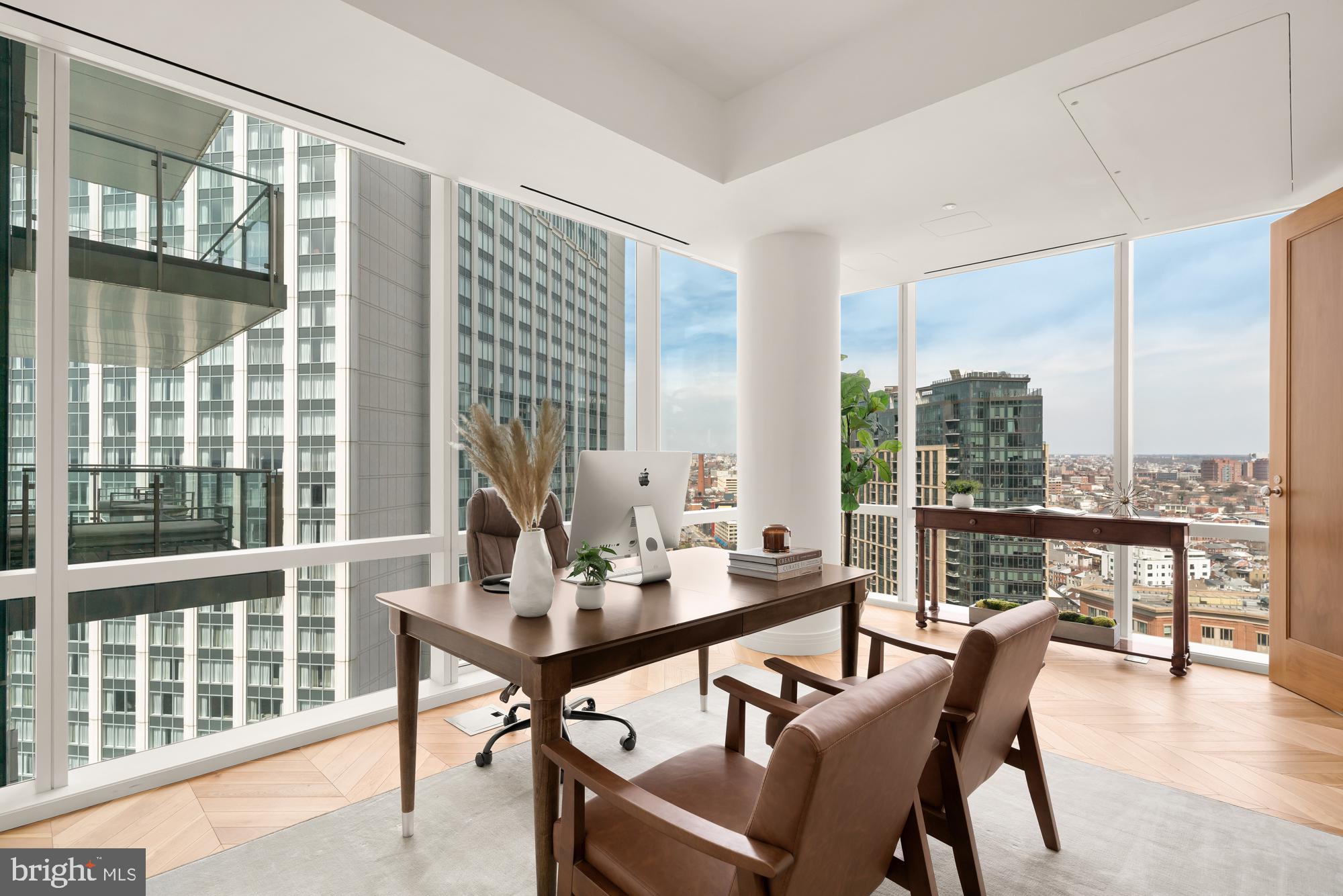 FOUR SEASONS PRIVATE RESIDENCES - Residential