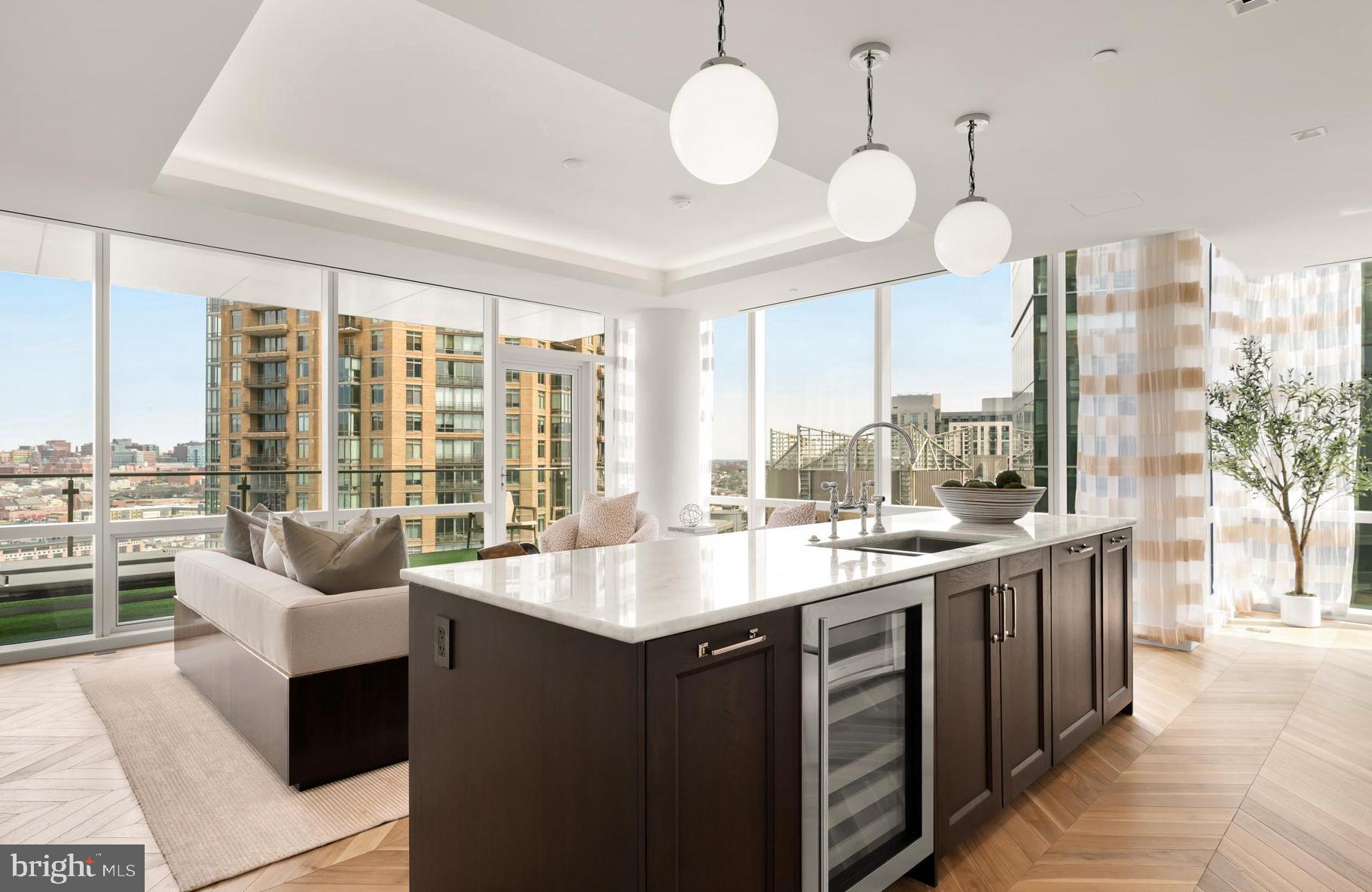 FOUR SEASONS PRIVATE RESIDENCES - Residential