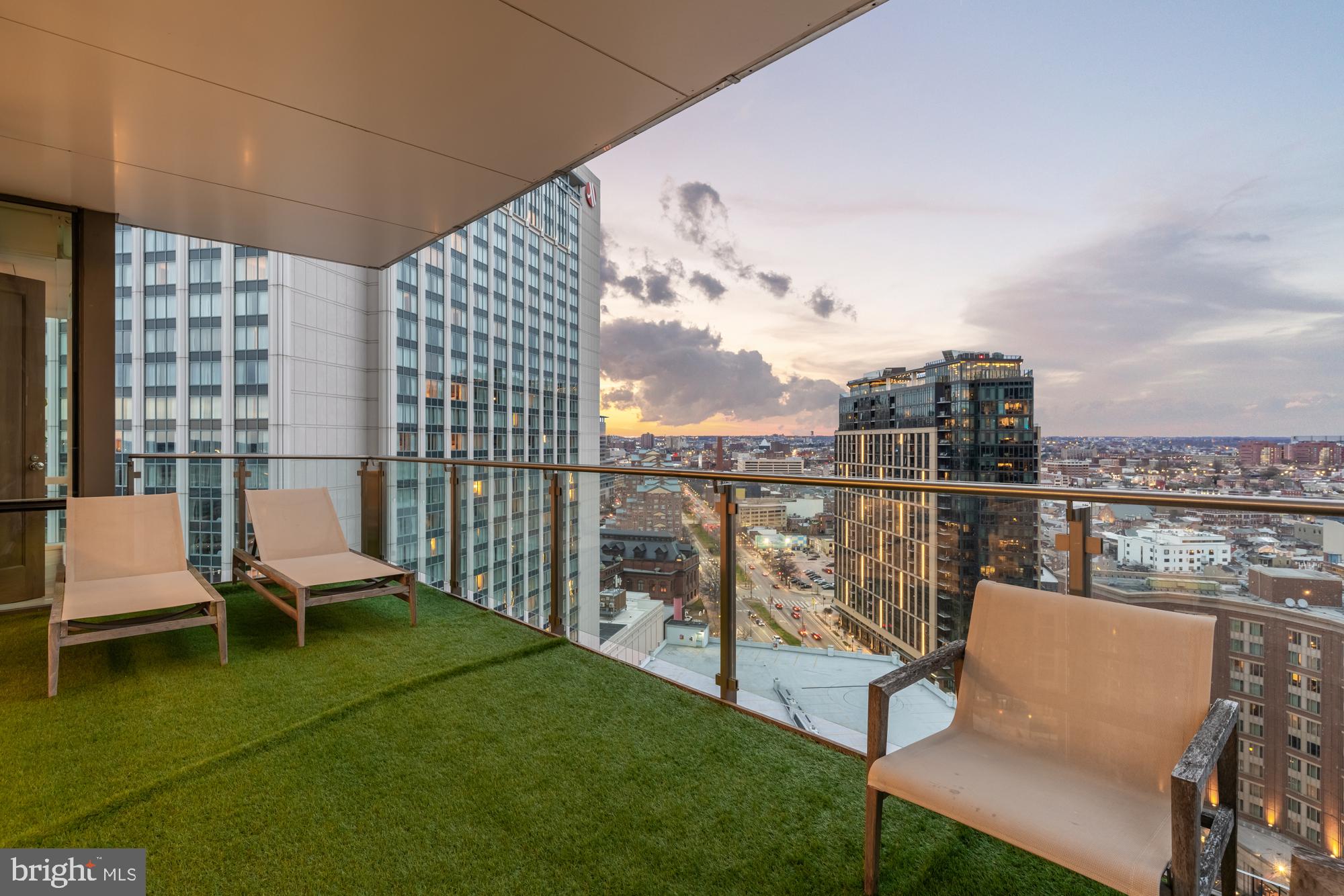 FOUR SEASONS PRIVATE RESIDENCES - Residential