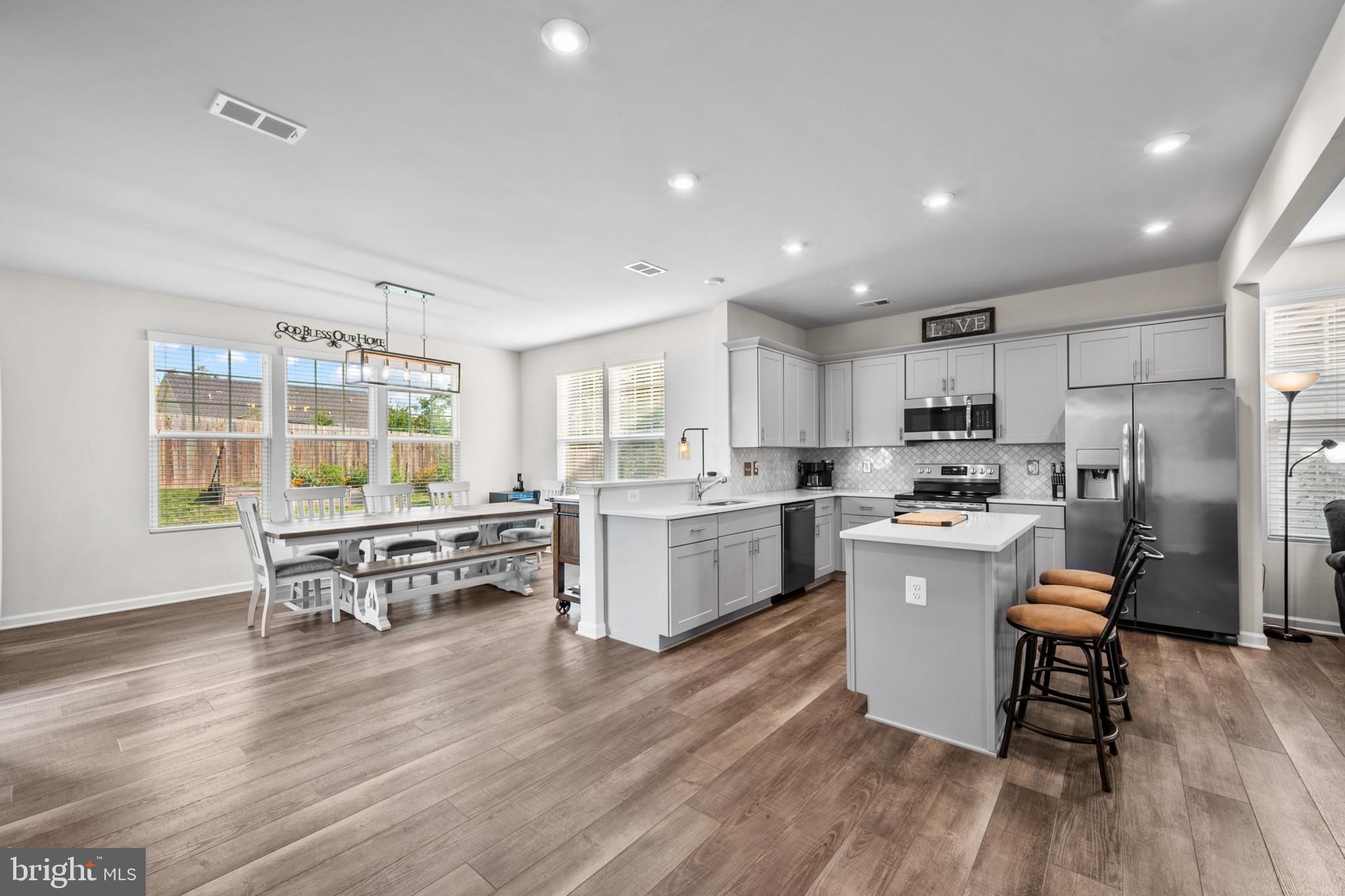 PRESIDENTS POINTE - Residential