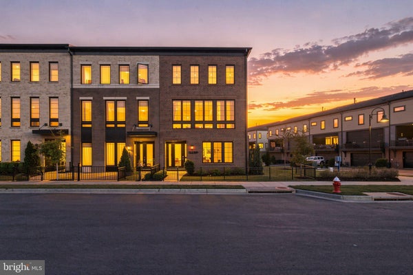 44611 UPTOWN ROW DR, ASHBURN, VA 20147 - Image 03f368969157f3bc05c2fe28a61b2b54/3851108317