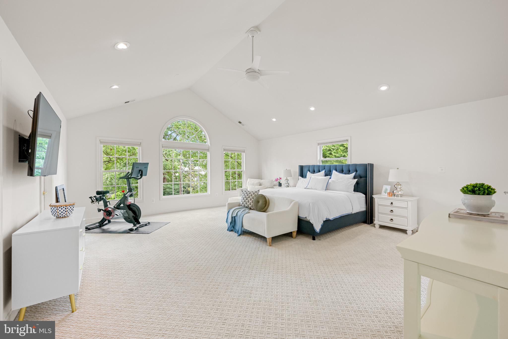 COUNTRY CLUB - Residential