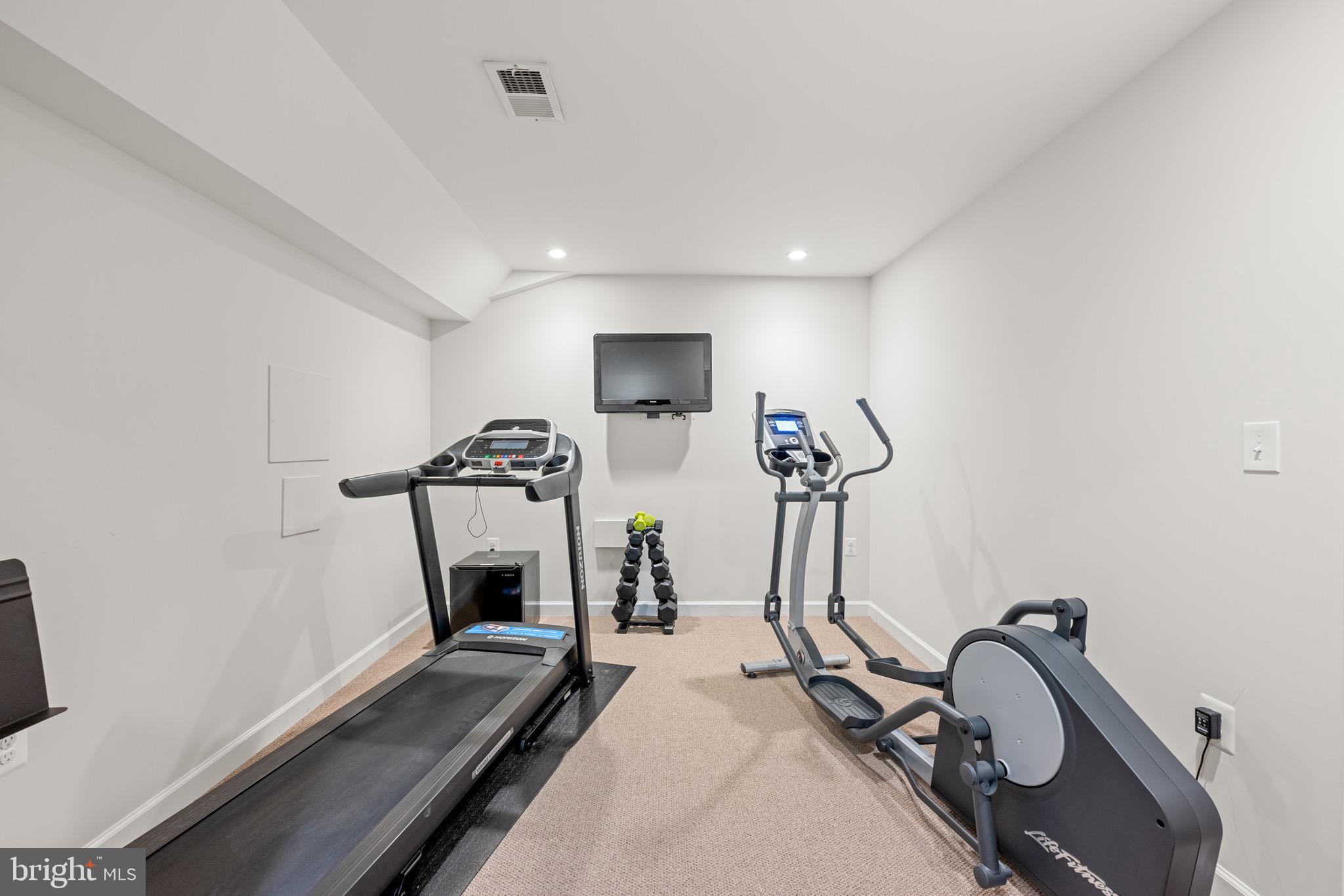 COUNTRY CLUB - Residential