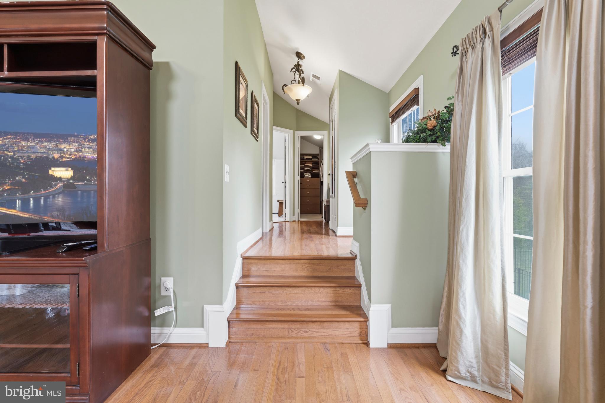 KINGS CROSSING - Residential