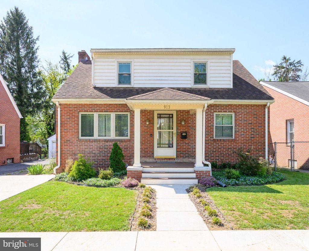 Photo of 913 W Martin Street W, MARTINSBURG, WV 25401 (MLS # WVBE2050422)