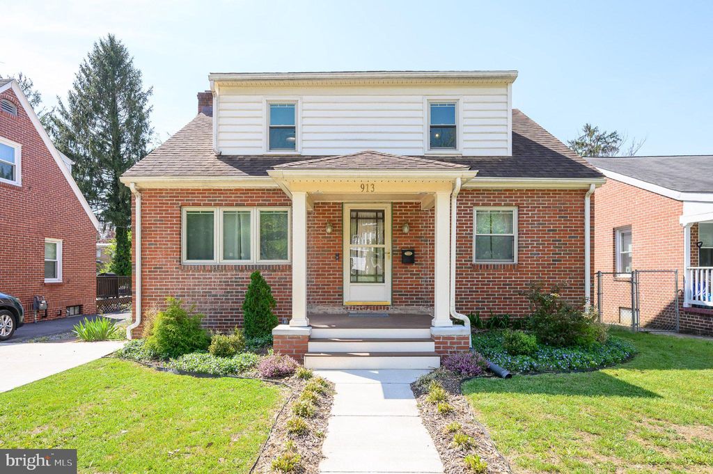 Photo of 913 W Martin Street W, MARTINSBURG, WV 25401 (MLS # WVBE2050422)