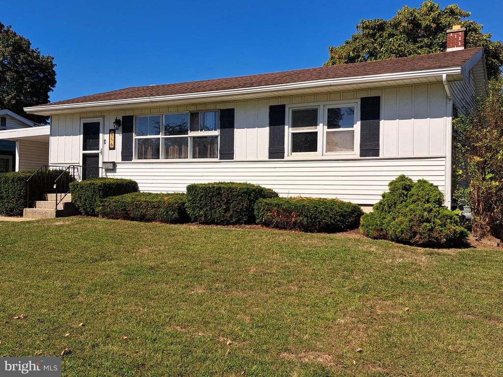 Photo of 856 Gunnison Road, YORK, PA 17404 (MLS # PAYK2091286)