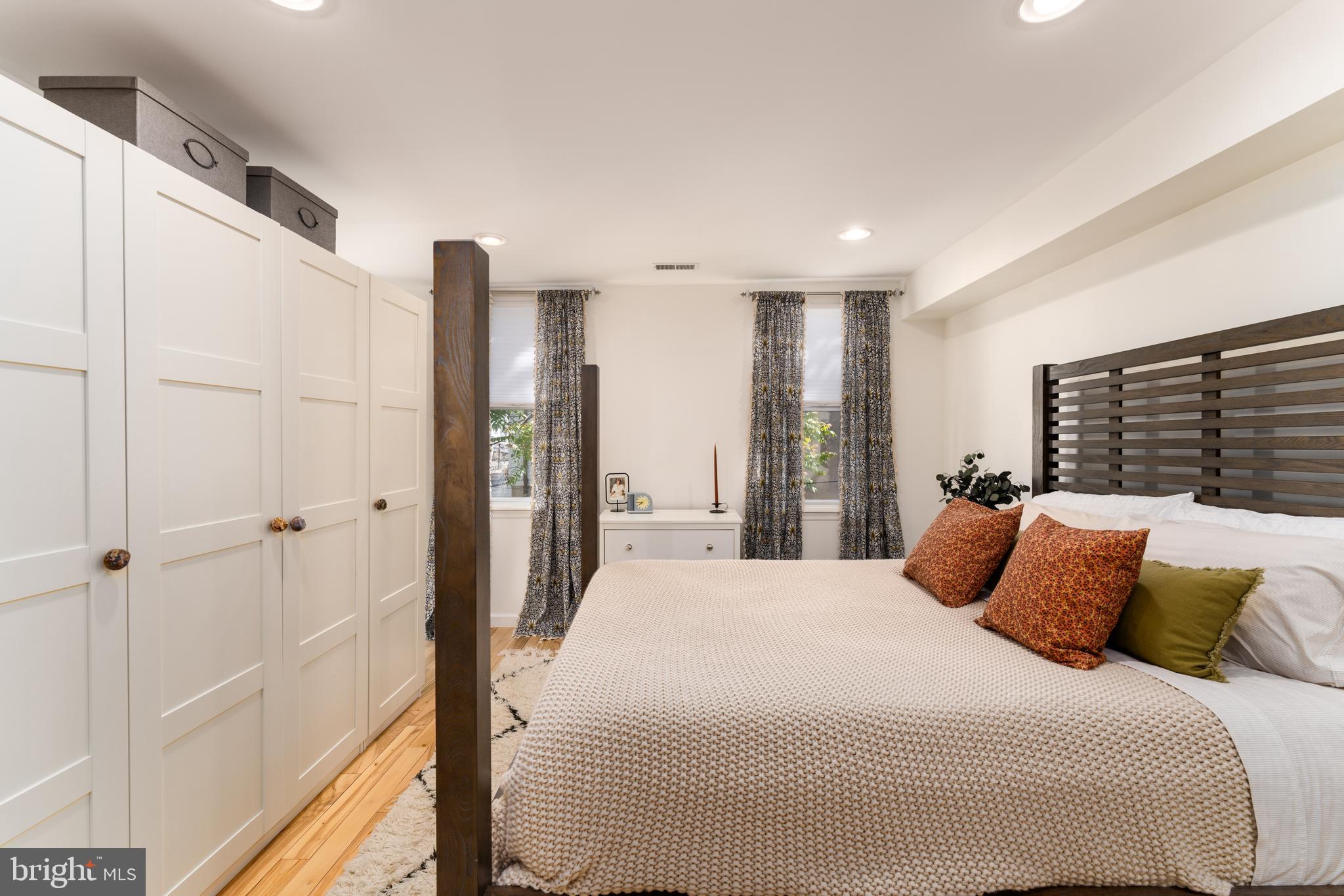 EAST KENSINGTON - Residential