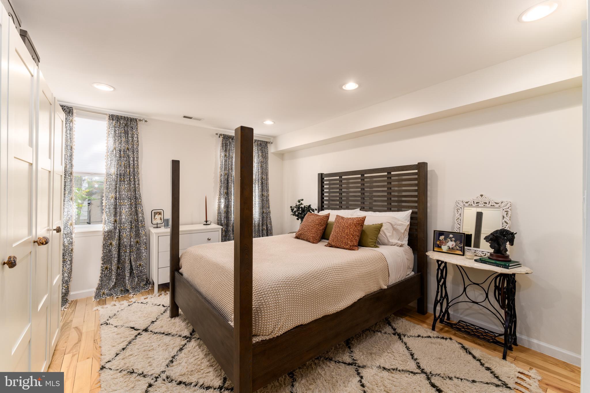 EAST KENSINGTON - Residential