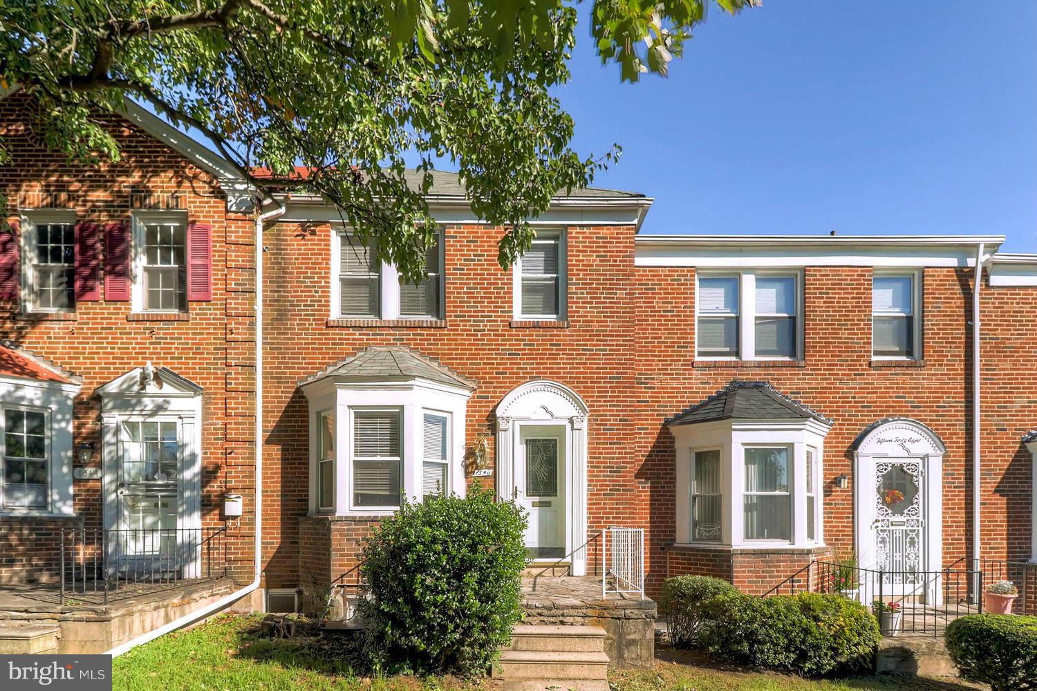 Gorgeous home, granite counterops & brkfst bar, 42 inch cabinets, pendant lights, SS appliances. Bathrm on each lvl. New tub w/ whirlpool jets,new ceramic tile, new toilets, vanities & mirrors. Wood flrs on 1st lv;l gorgeous refinished flrs upstairs. Spacious new fam rm w new w/w carpet & recessed lghts. New CAC, ceiling fans, gas furnace . Covered patio. Deck. Garage.