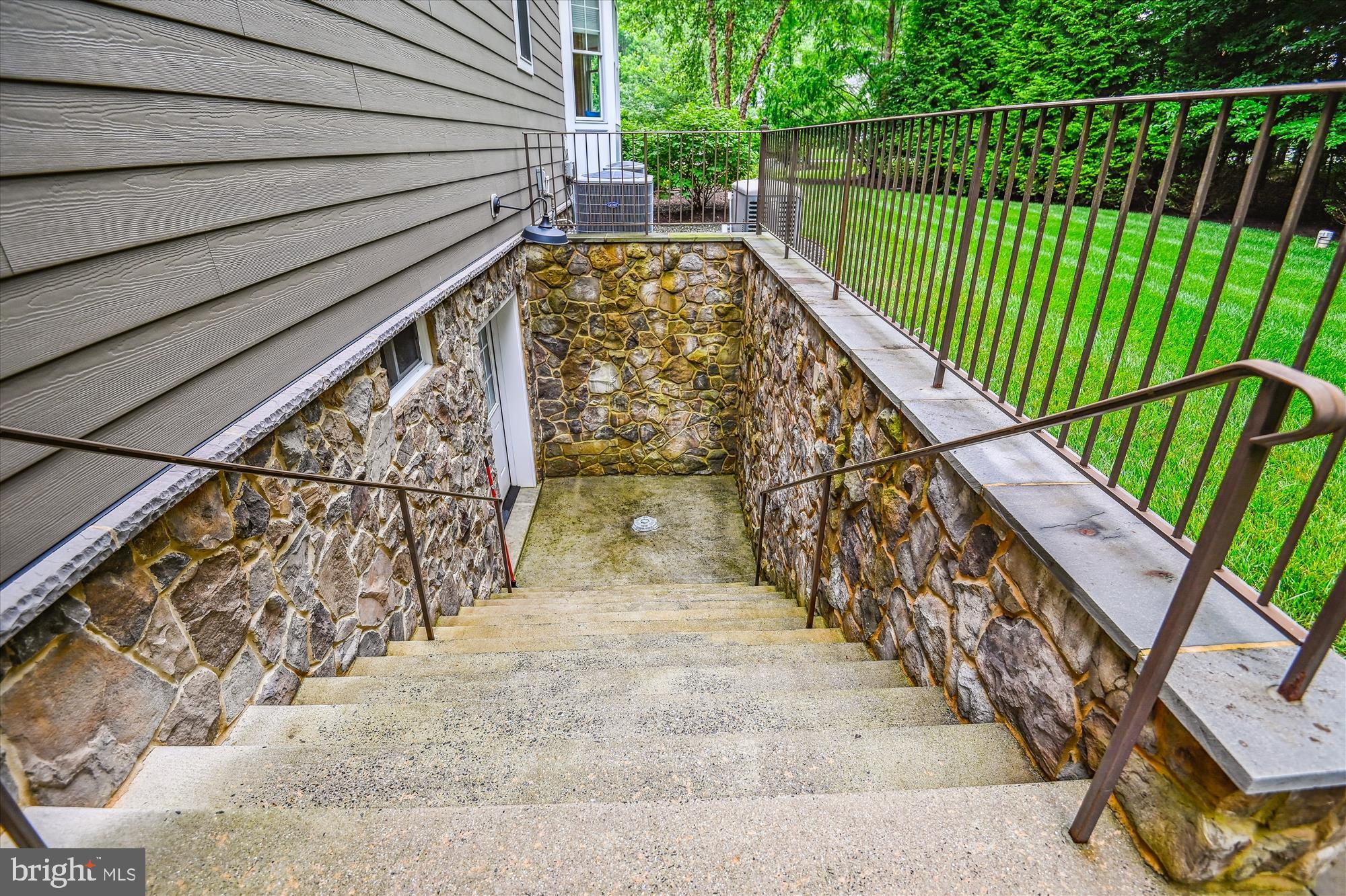 MISTY MANOR - Residential