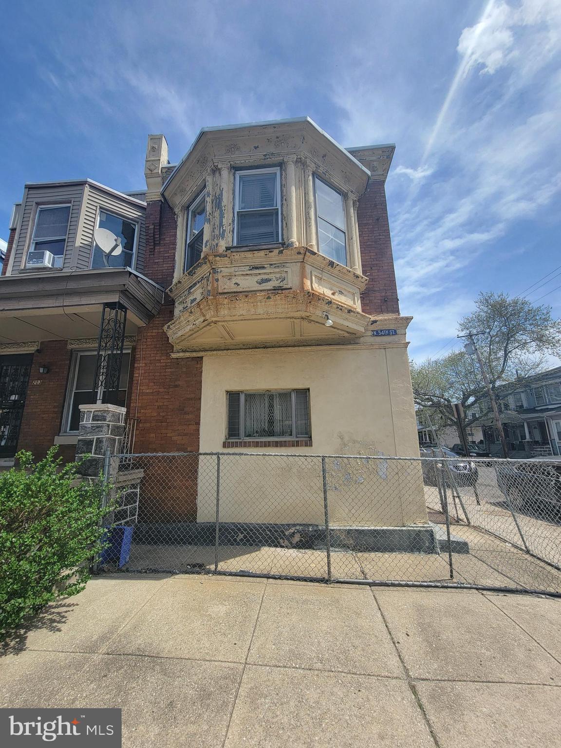 Investor Special – 201 N 54th St, Philadelphia, PA 19139.
Unlock the potential of this 3-bedroom, 1-bathroom row home located in the Haddington neighborhood of
West Philadelphia. This property is perfect for cash buyers, investors, or savvy rehabbers looking for their
next flip or rental income opportunity.