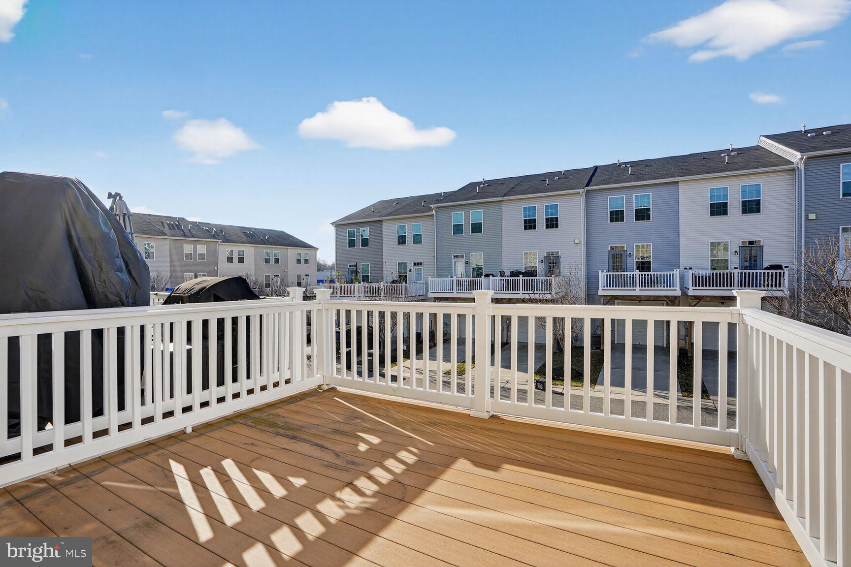 FEATHERSTONE STATION - Residential