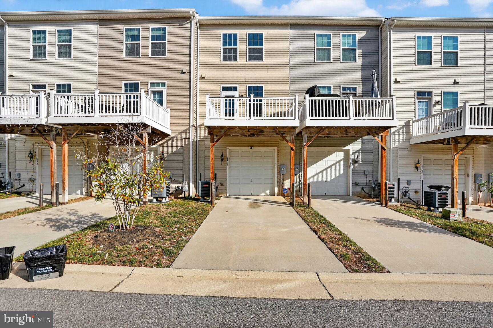 FEATHERSTONE STATION - Residential