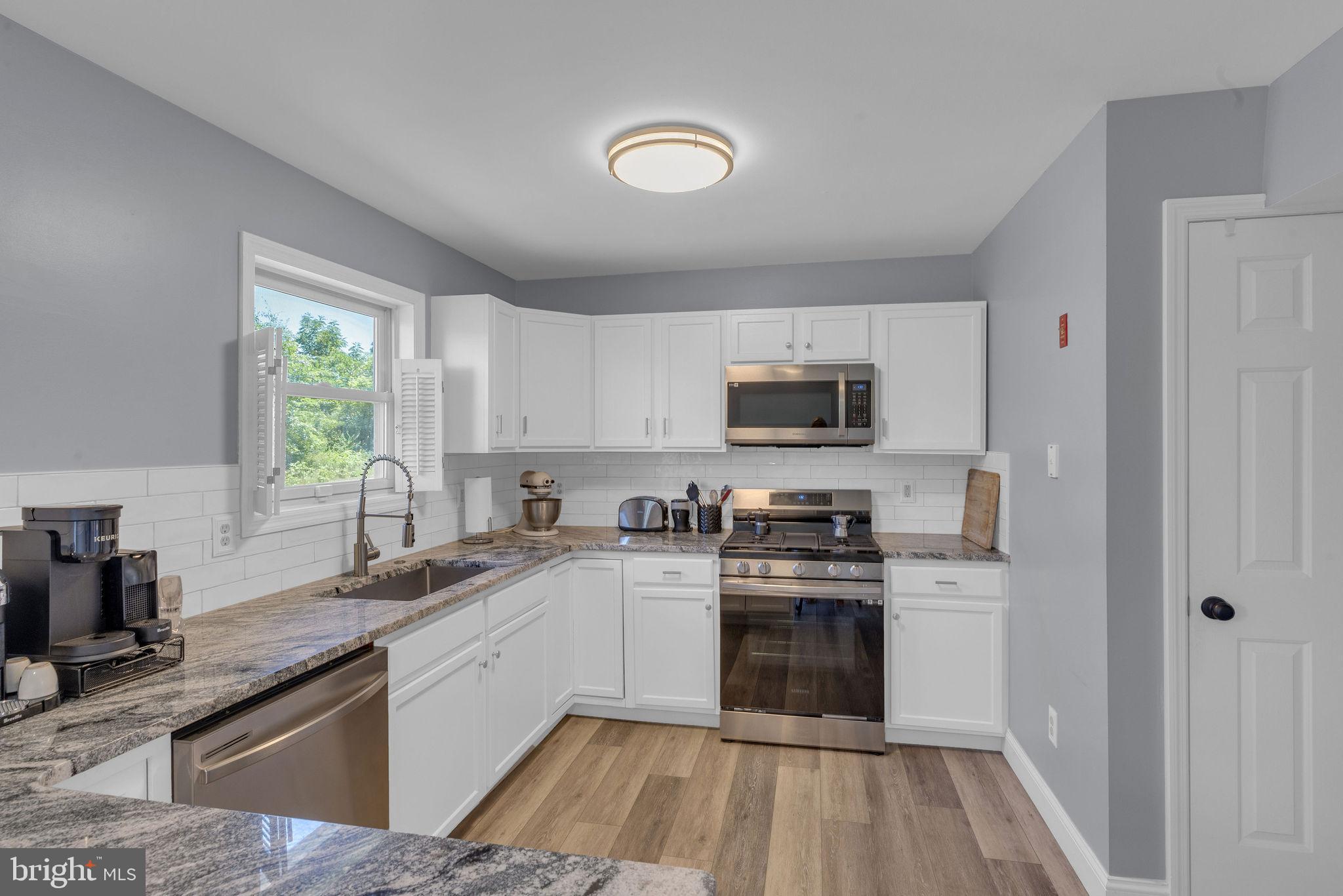 EMERALD HOLLOW ESTS - Residential