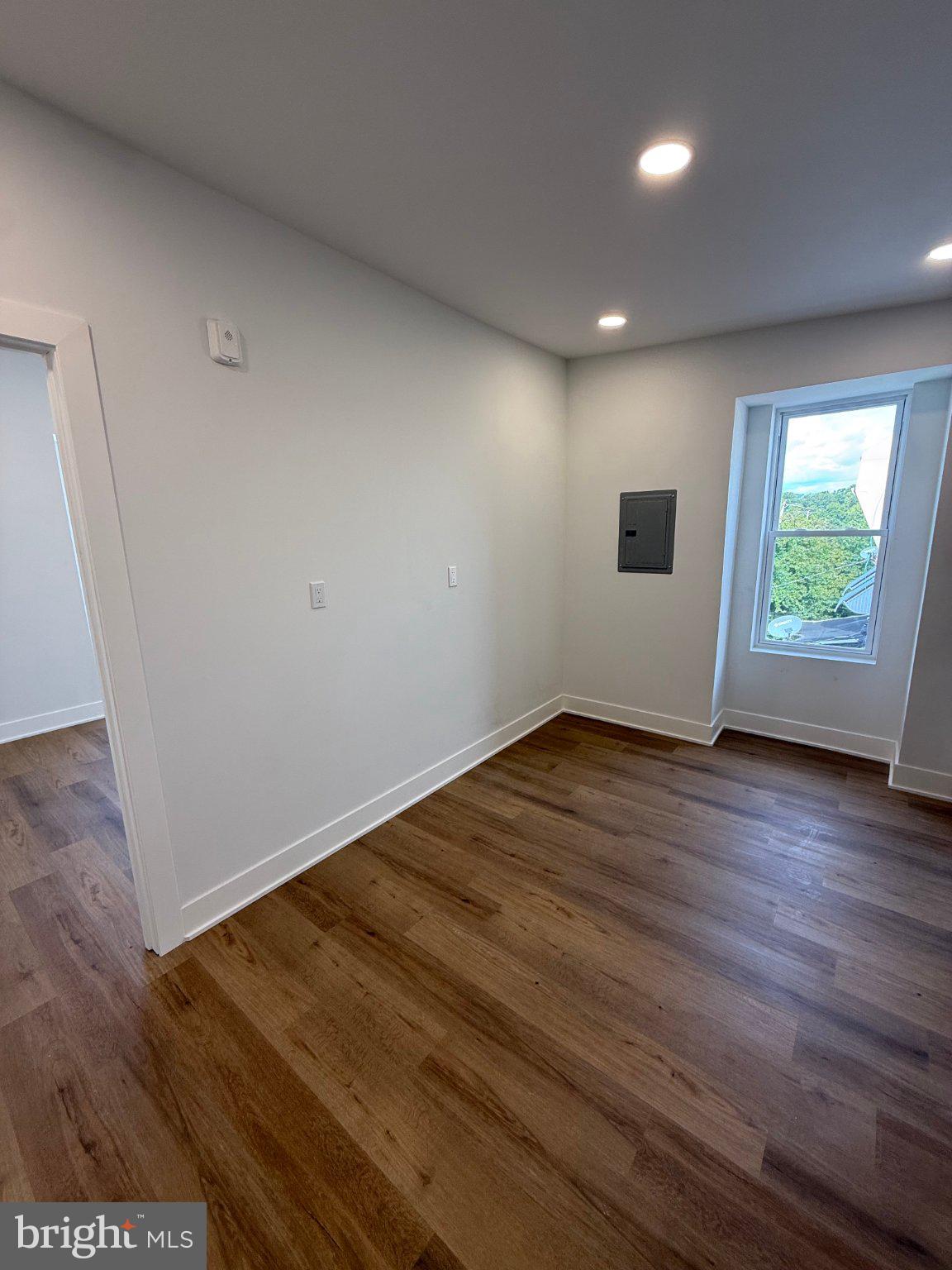 402 E WALNUT LANE 3