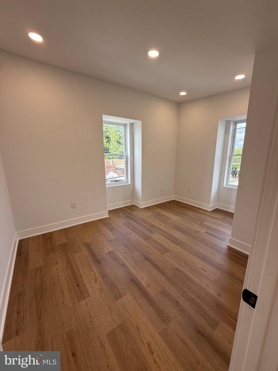 402 E WALNUT LANE 3