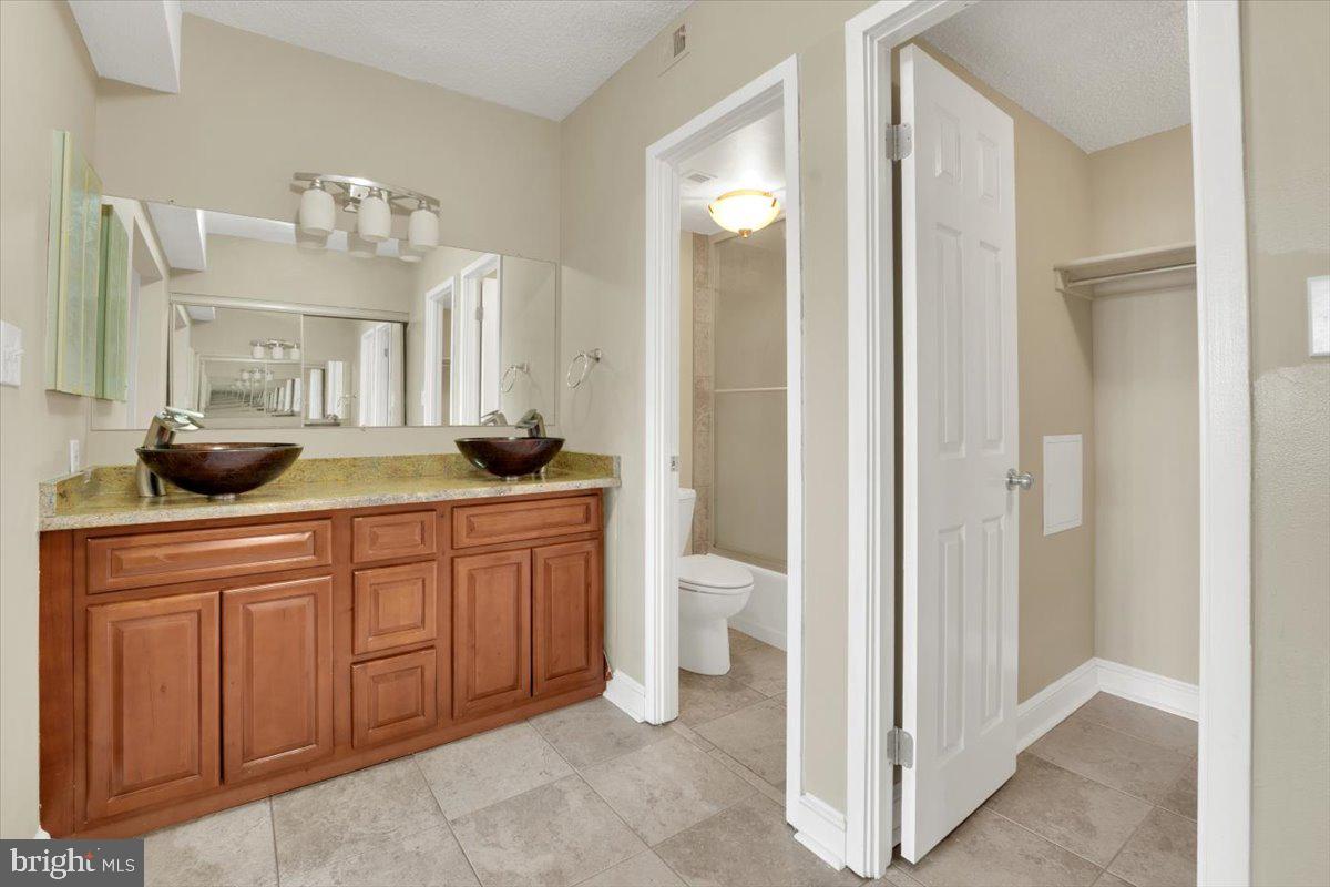 SKYLINE HOUSE - Residential