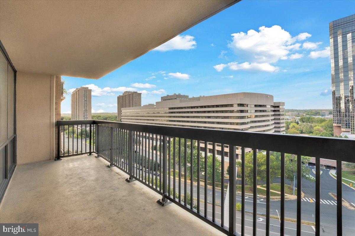 SKYLINE HOUSE - Residential