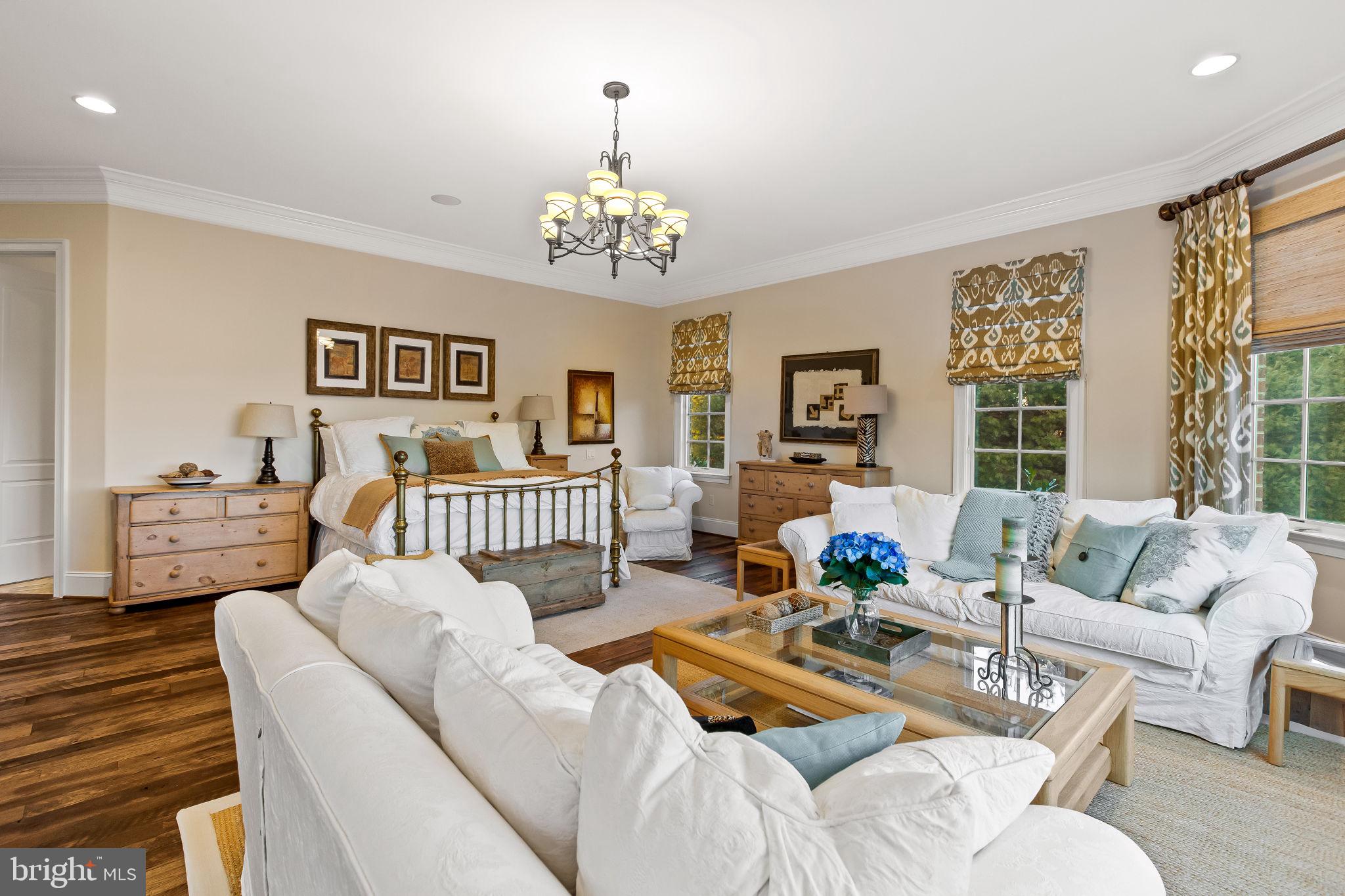 HAYFIELDS MANOR - Residential