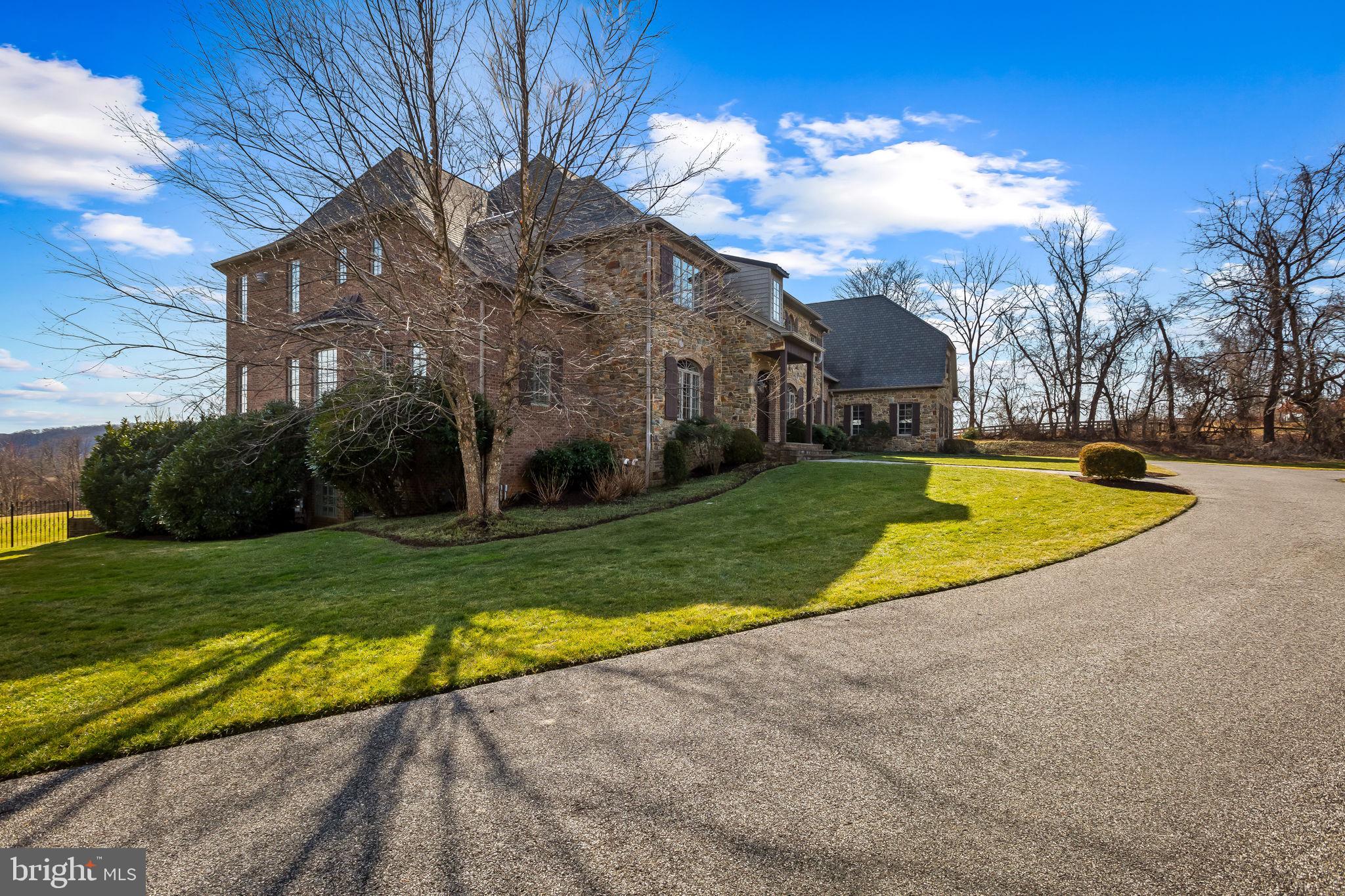 HAYFIELDS MANOR - Residential