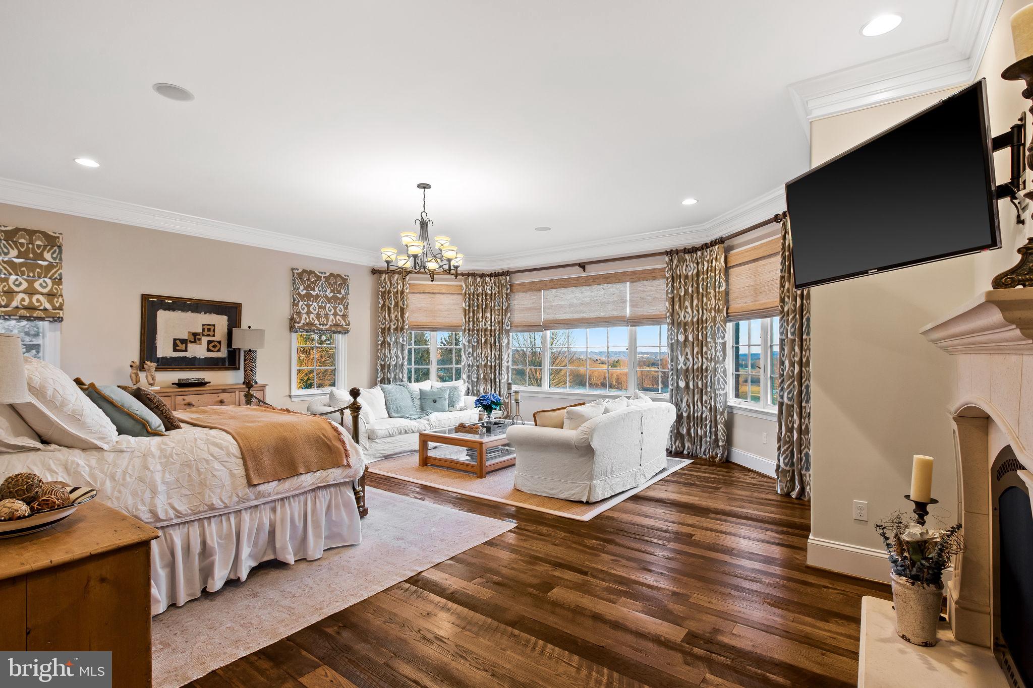 HAYFIELDS MANOR - Residential