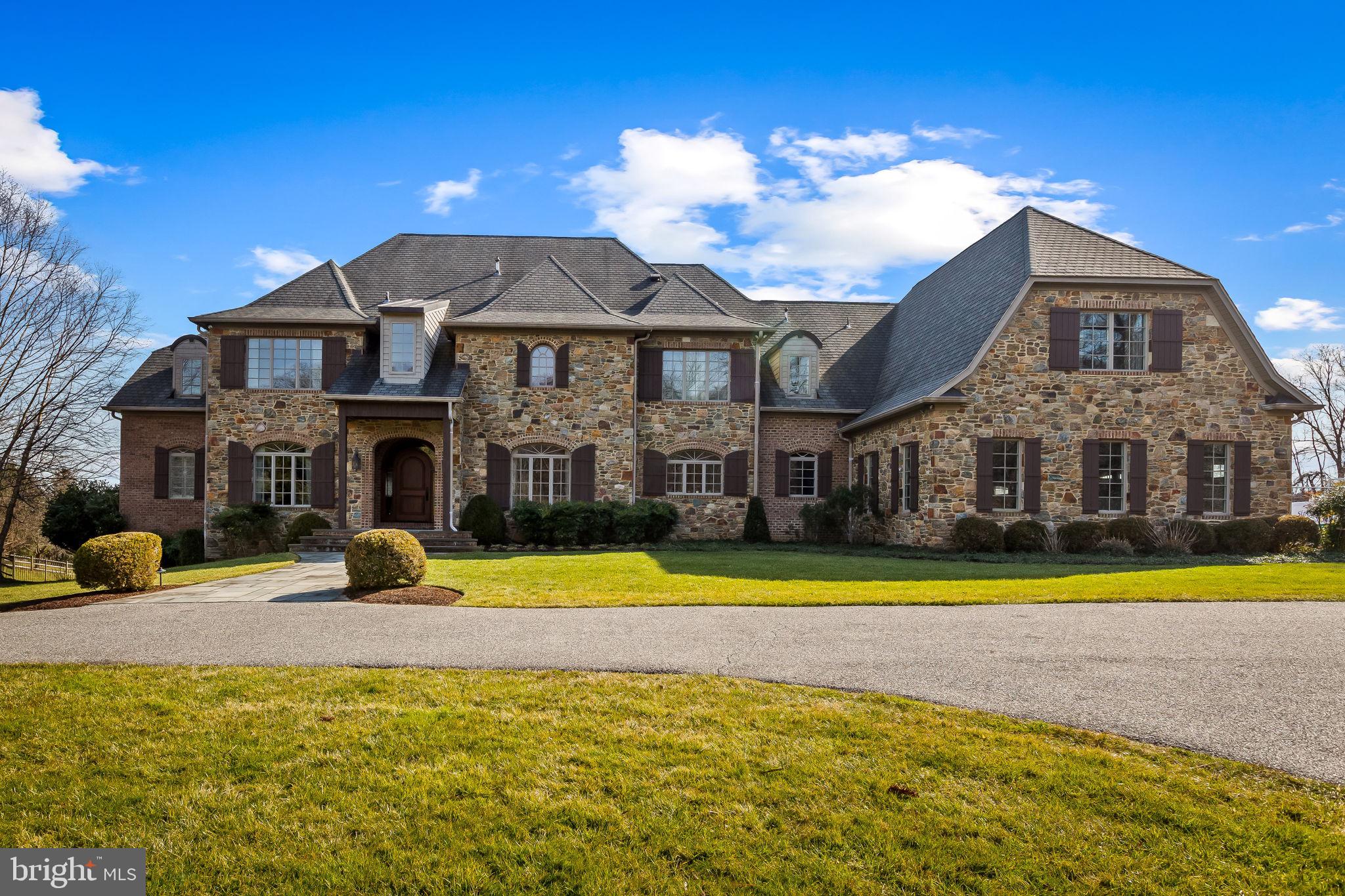 HAYFIELDS MANOR - Residential