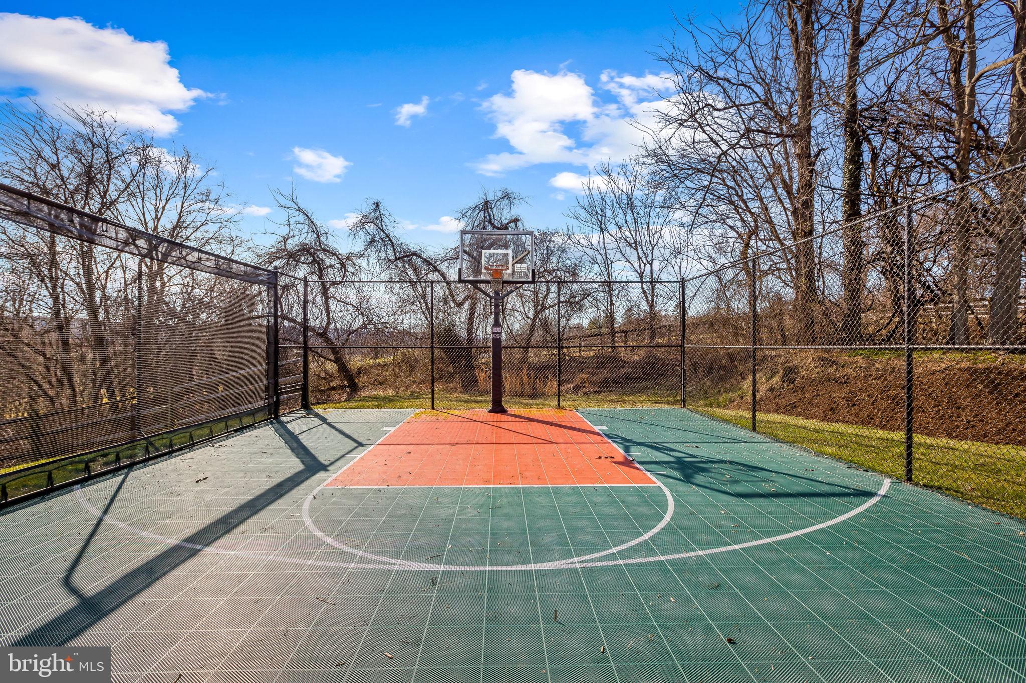 HAYFIELDS MANOR - Residential