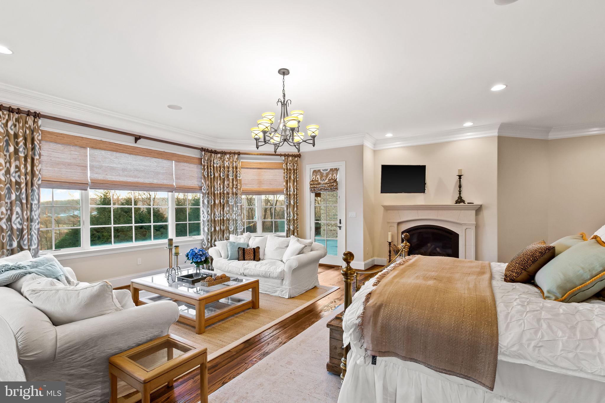 HAYFIELDS MANOR - Residential