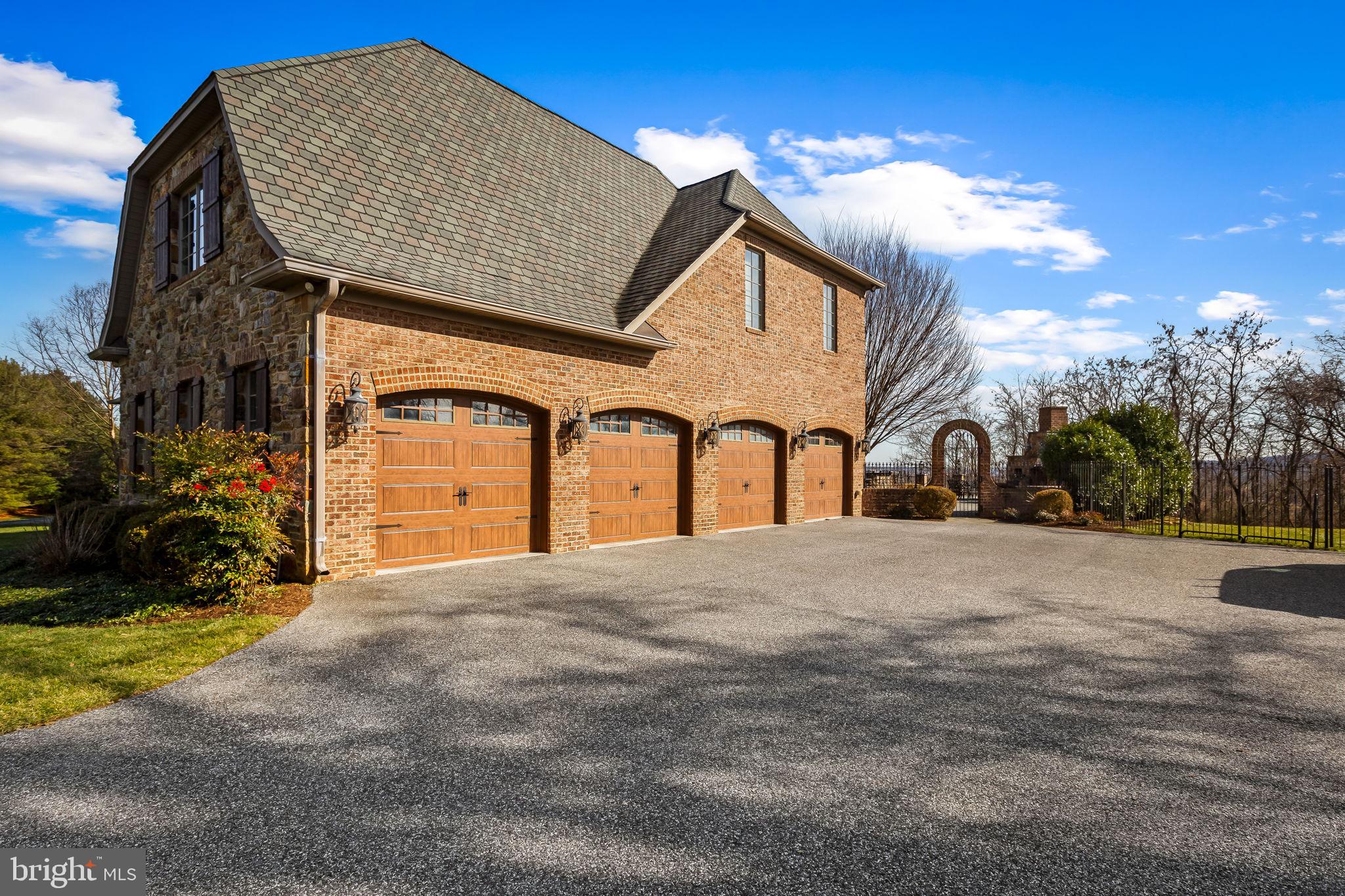 HAYFIELDS MANOR - Residential