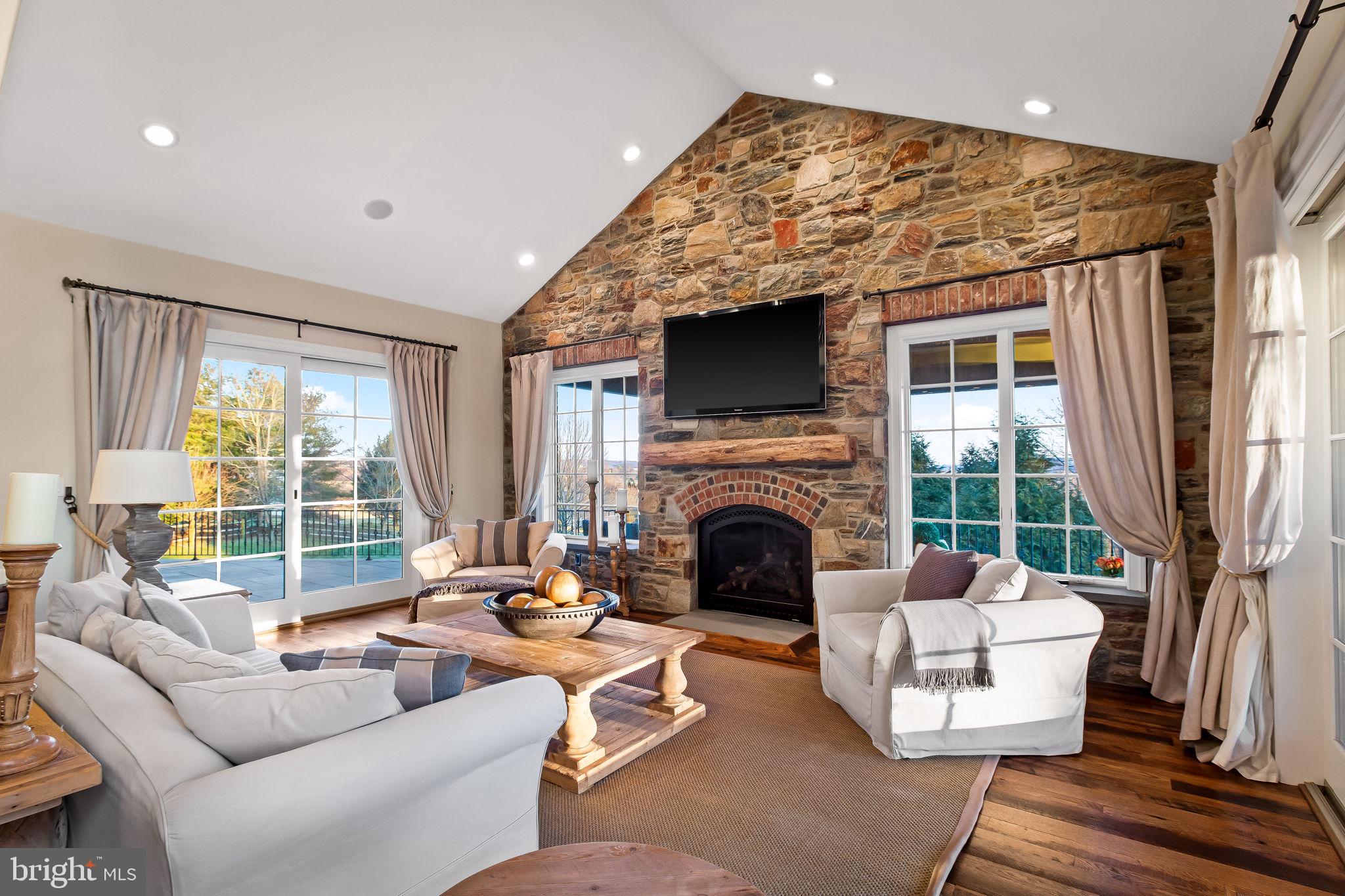 HAYFIELDS MANOR - Residential