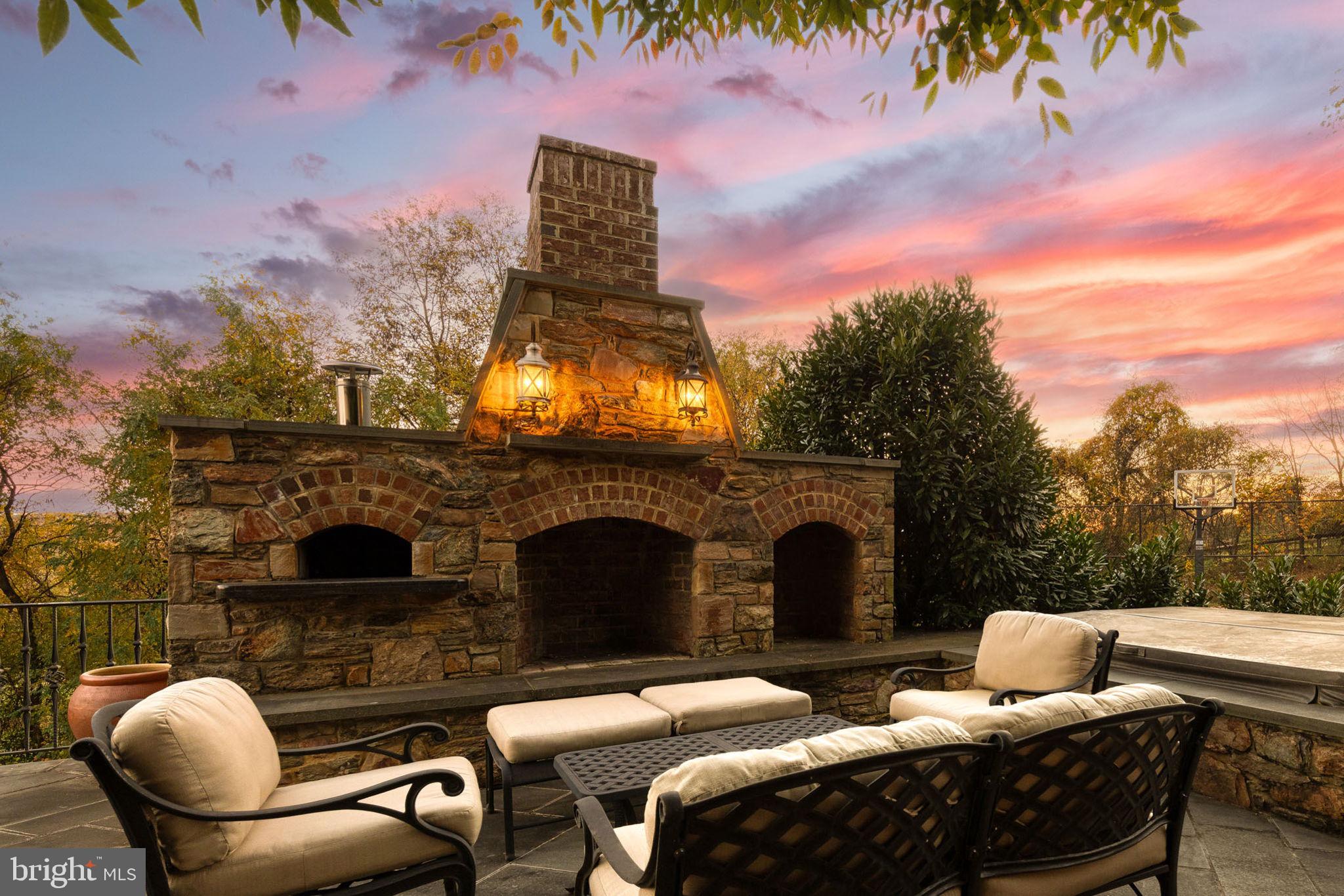 HAYFIELDS MANOR - Residential