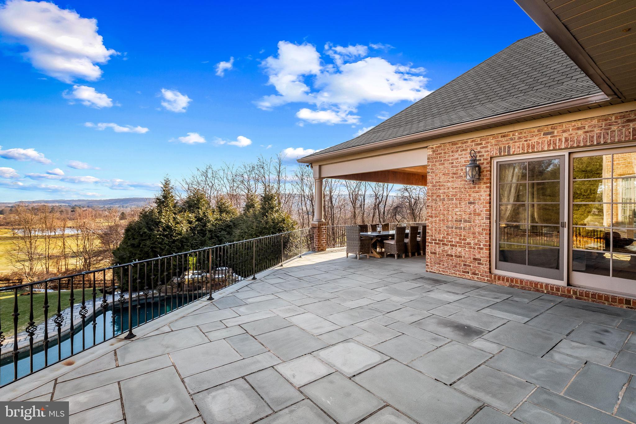 HAYFIELDS MANOR - Residential