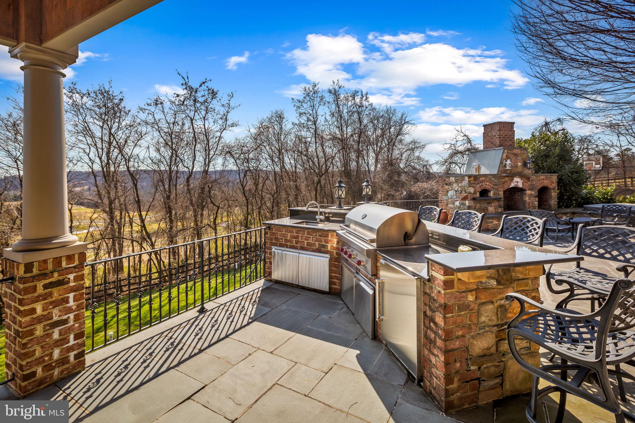 HAYFIELDS MANOR - Residential