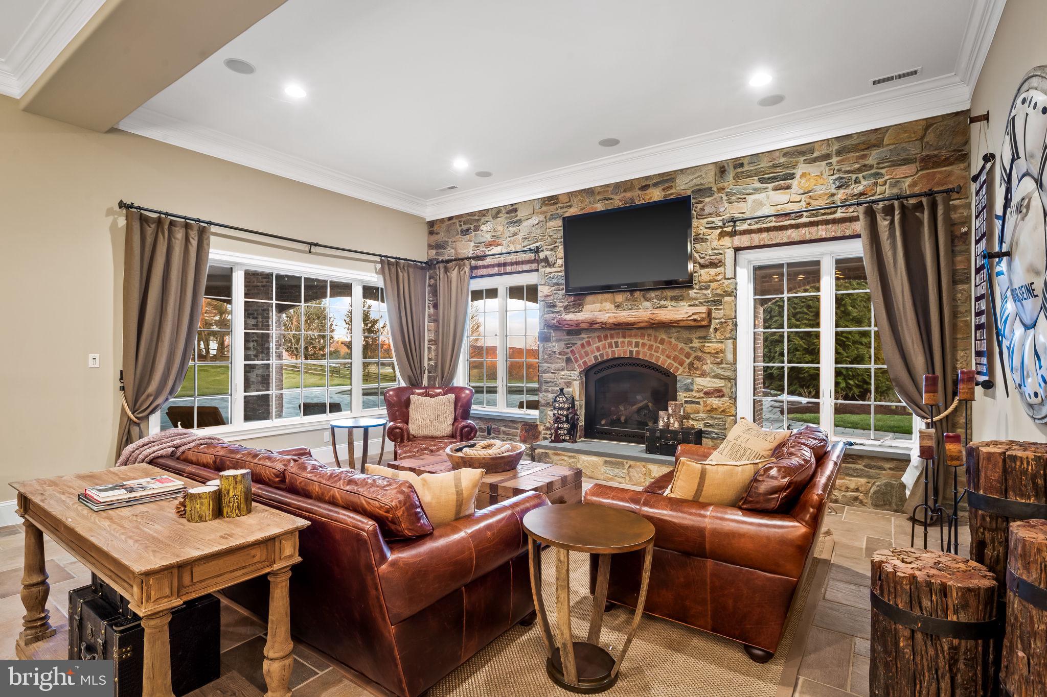 HAYFIELDS MANOR - Residential