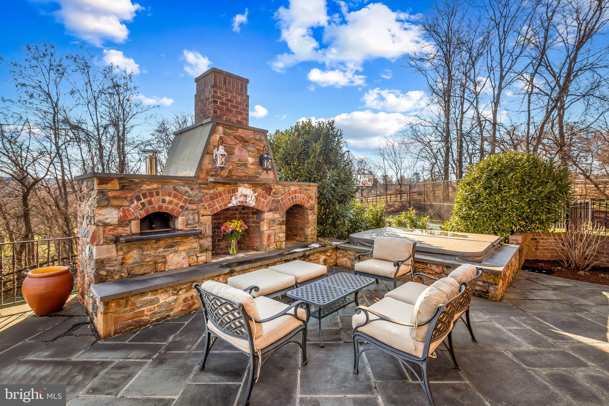 HAYFIELDS MANOR - Residential