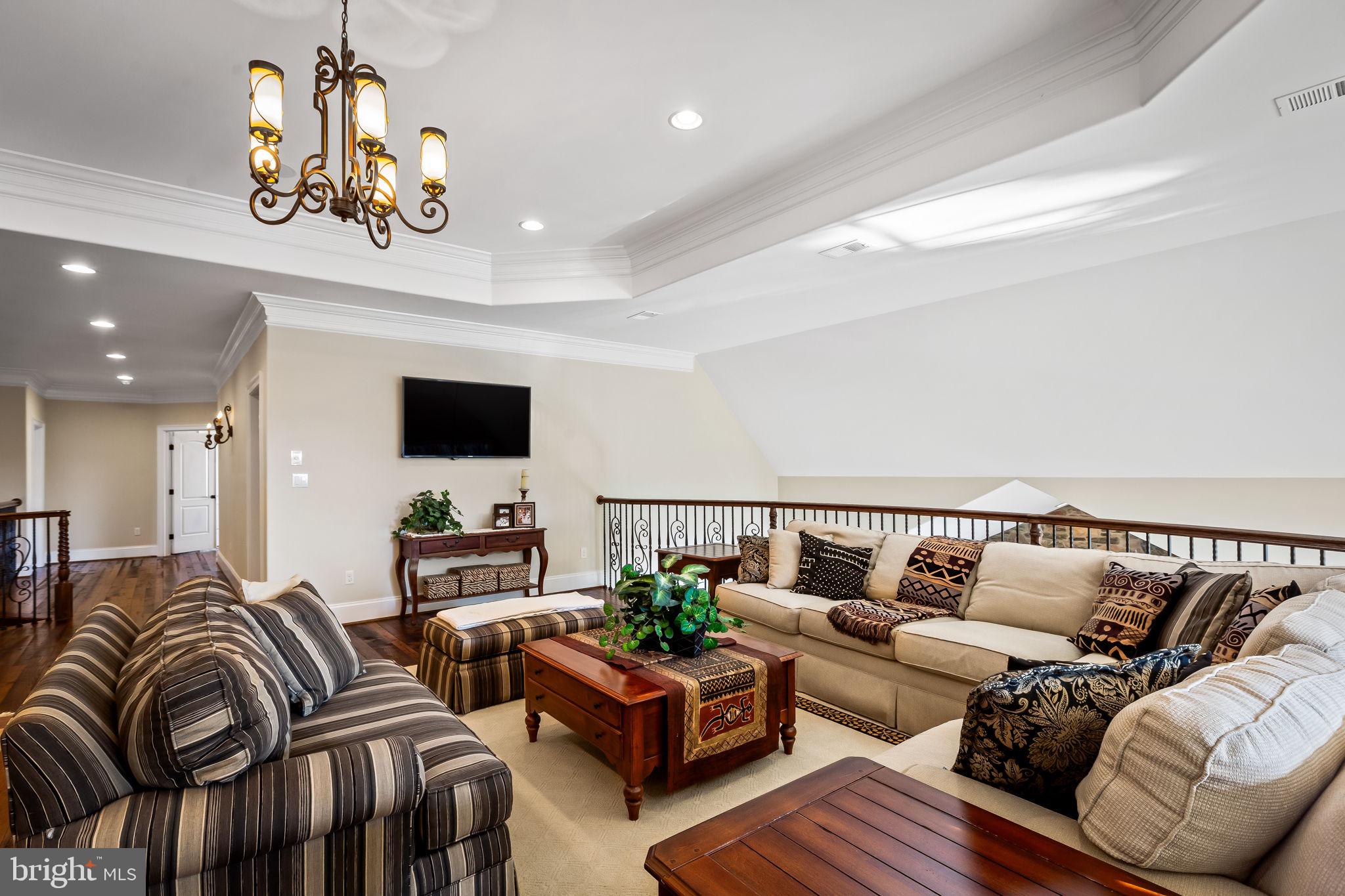 HAYFIELDS MANOR - Residential