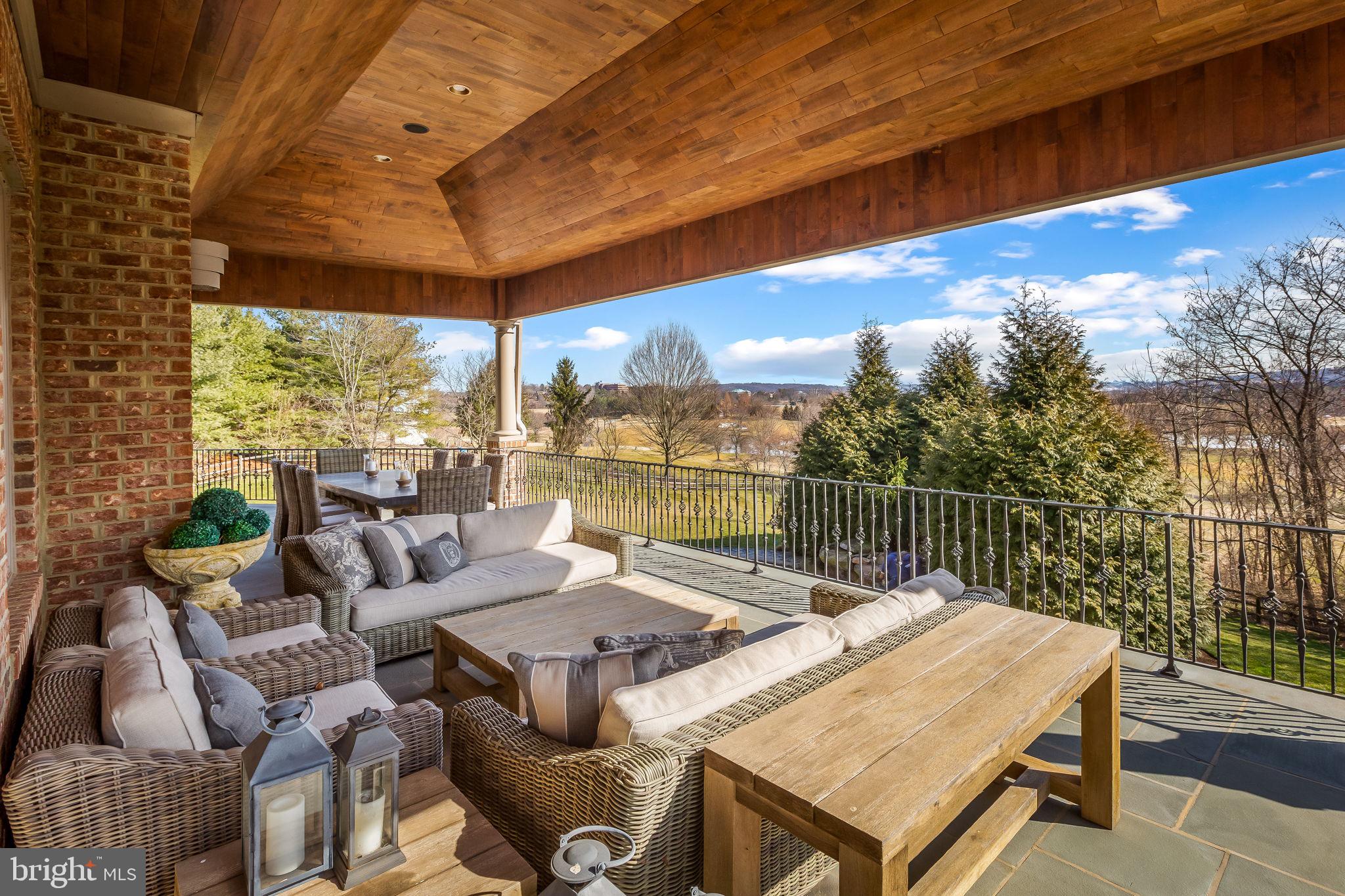 HAYFIELDS MANOR - Residential