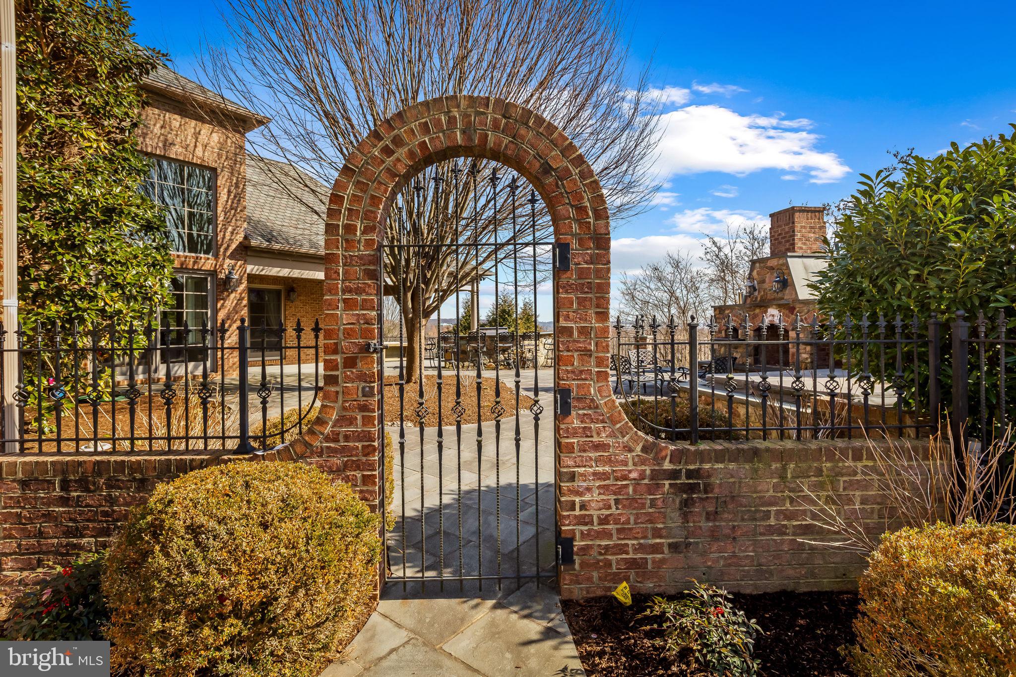 HAYFIELDS MANOR - Residential