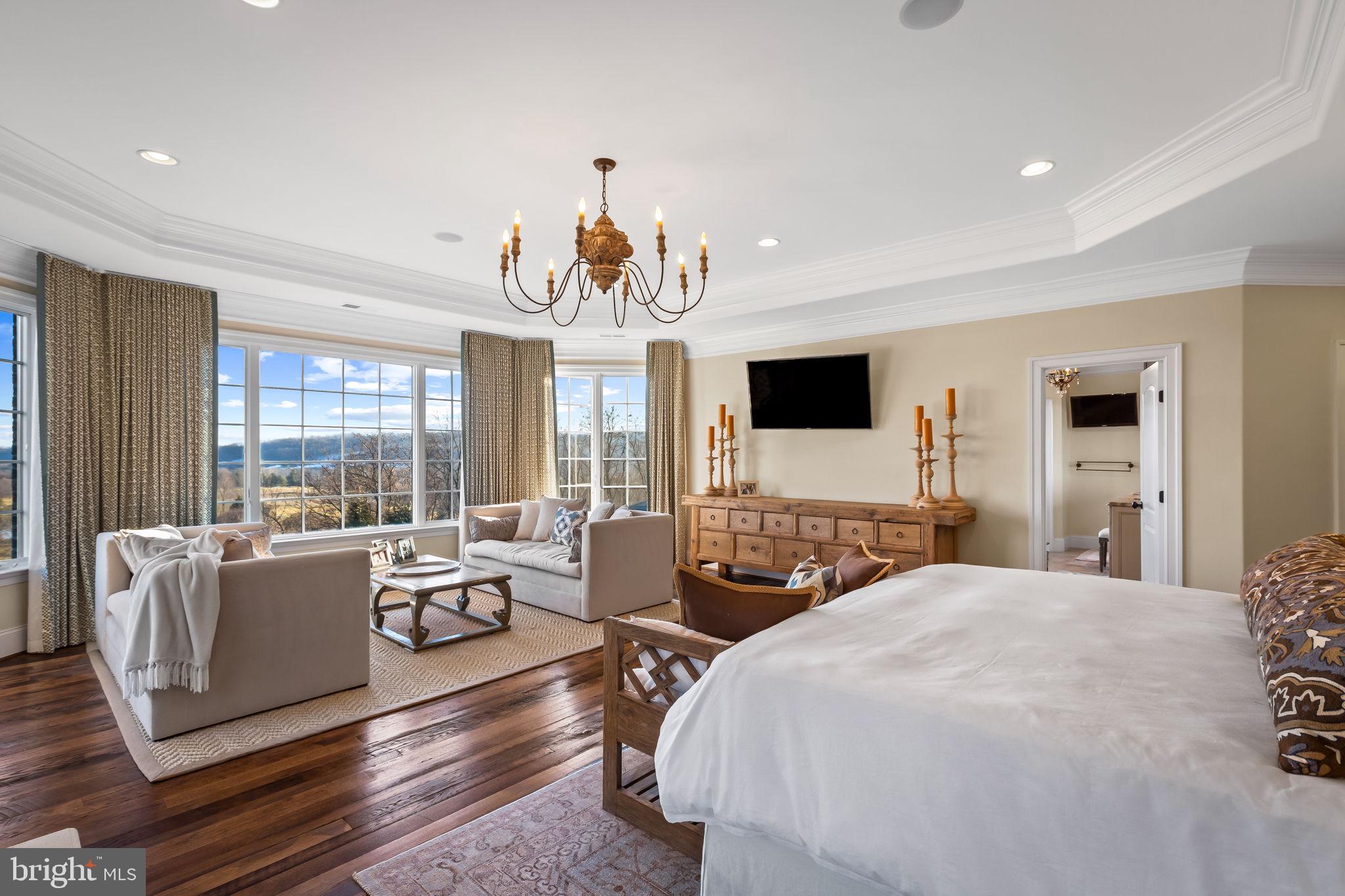 HAYFIELDS MANOR - Residential