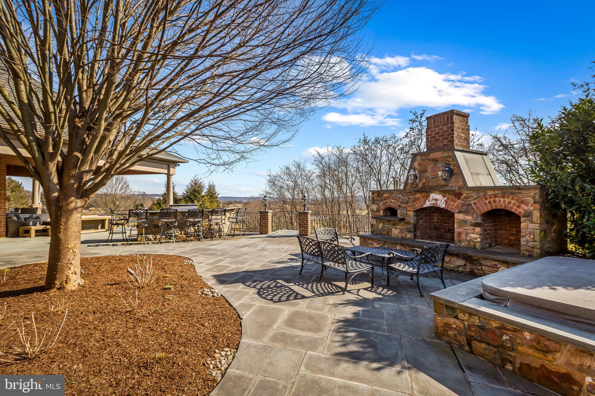 HAYFIELDS MANOR - Residential