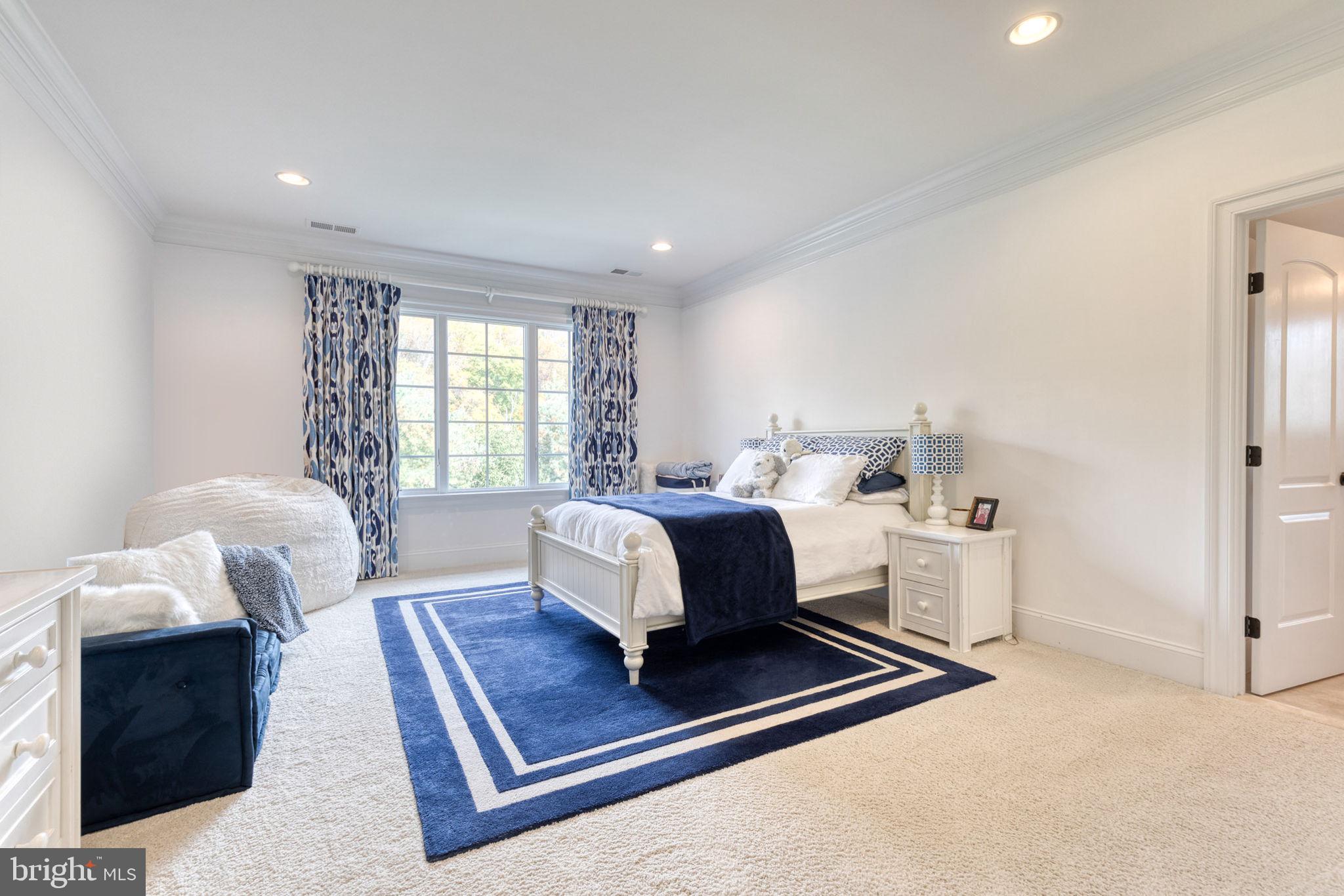 HAYFIELDS MANOR - Residential